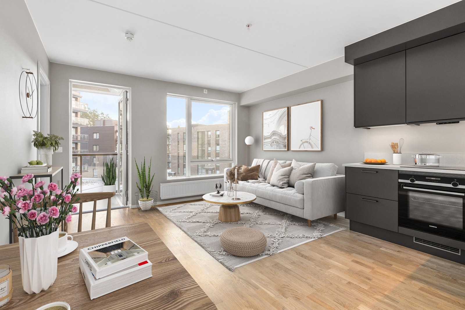 Stuen er lys og innbydende med store vindusflater som sørger for rikelig med naturlig dagslys. Kjøkkenet har en moderne og stilren innredning fra Sigdal med integrerte hvitevarer fra Siemens. Bildet er digitalt stylet. Galleribilde