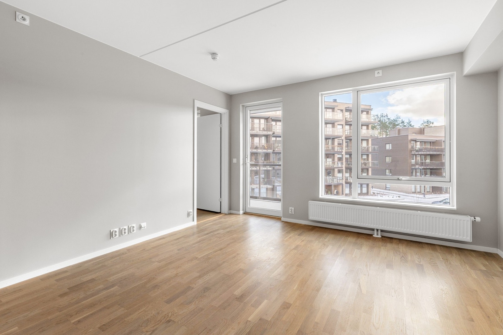 Stuen er lys og innbydende, med plass til både sofagruppe, TV-anlegg og spisestue. Rommet er malt i lyse fargetoner og gulvet er belagt med parkett. Store vindusflater slipper inn rikelig med naturlig lys, og fra stuen er det utgang til en koselig og roms Galleribilde