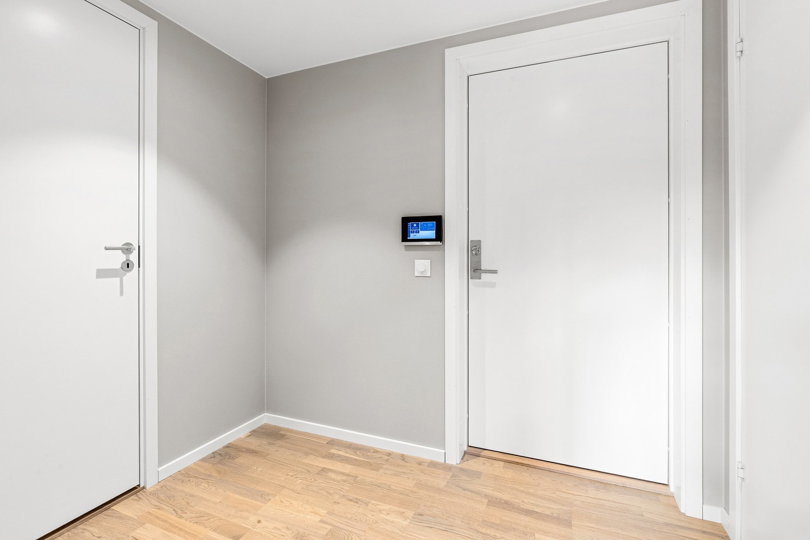 Velkommen inn til en helt ny og ubebodd 2-roms leilighet i tredje etasje. Entréen er malt i lyse fargetoner og har parkett på gulvet, noe som er gjennomgående for de øvrige rommene i leiligheten. Her er det god plass til å innrede med diverse garderobeløs Galleribilde