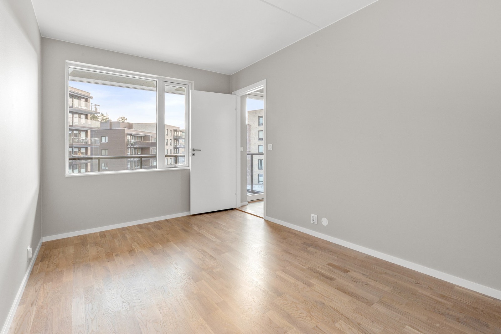 Soverommet er romslig, malt i lyse fargetoner som er kombinert med parkettgulv. Rommet har god plass til dobbeltseng, nattbord og diverse innredning. Her finner du også en praktisk skyvedørsgarderobe. Det er ellers gode lagringsmuligheter i innvendig bod, Galleribilde