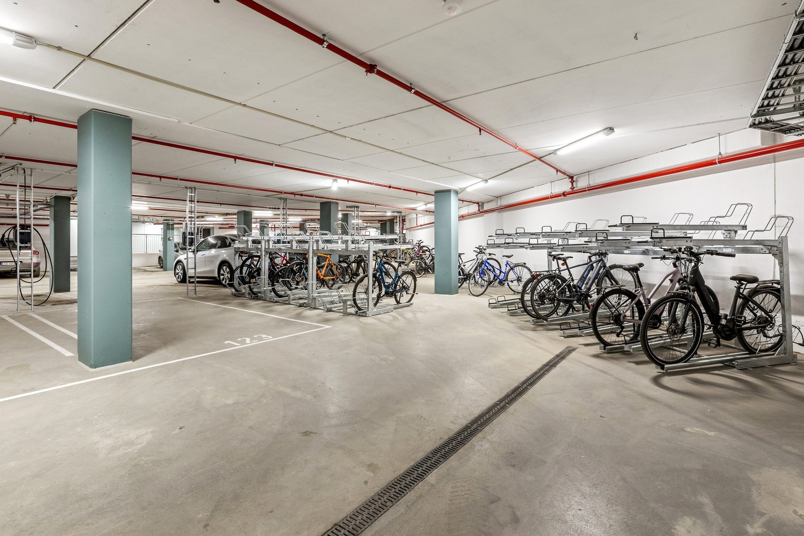 Heis fra leilighetsplan til kjeller med felles sykkelparkering, gjesteparkering og egen bod på 3 kvm. Galleribilde