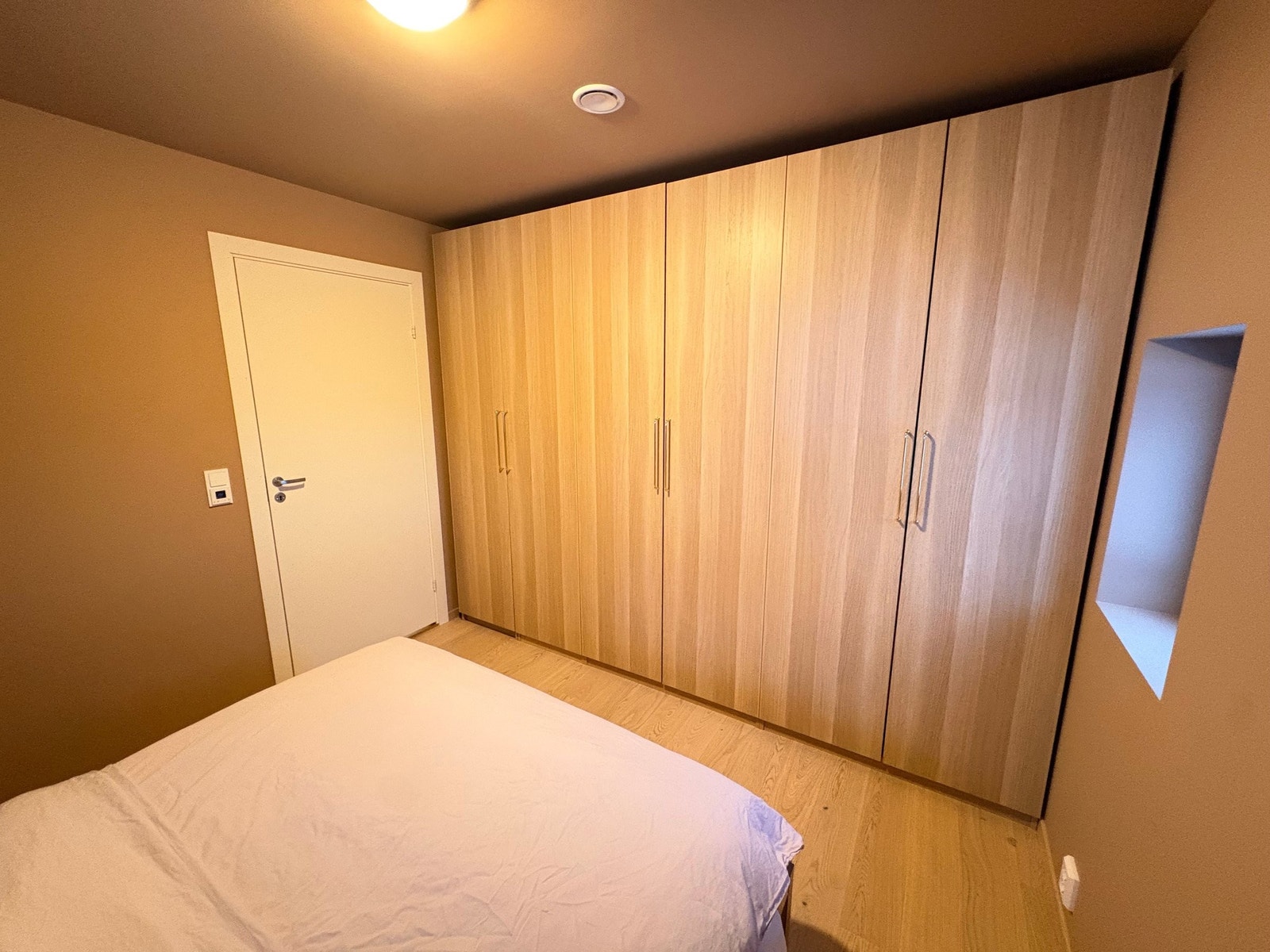 Stor garderobe på hovedsoverom Galleribilde