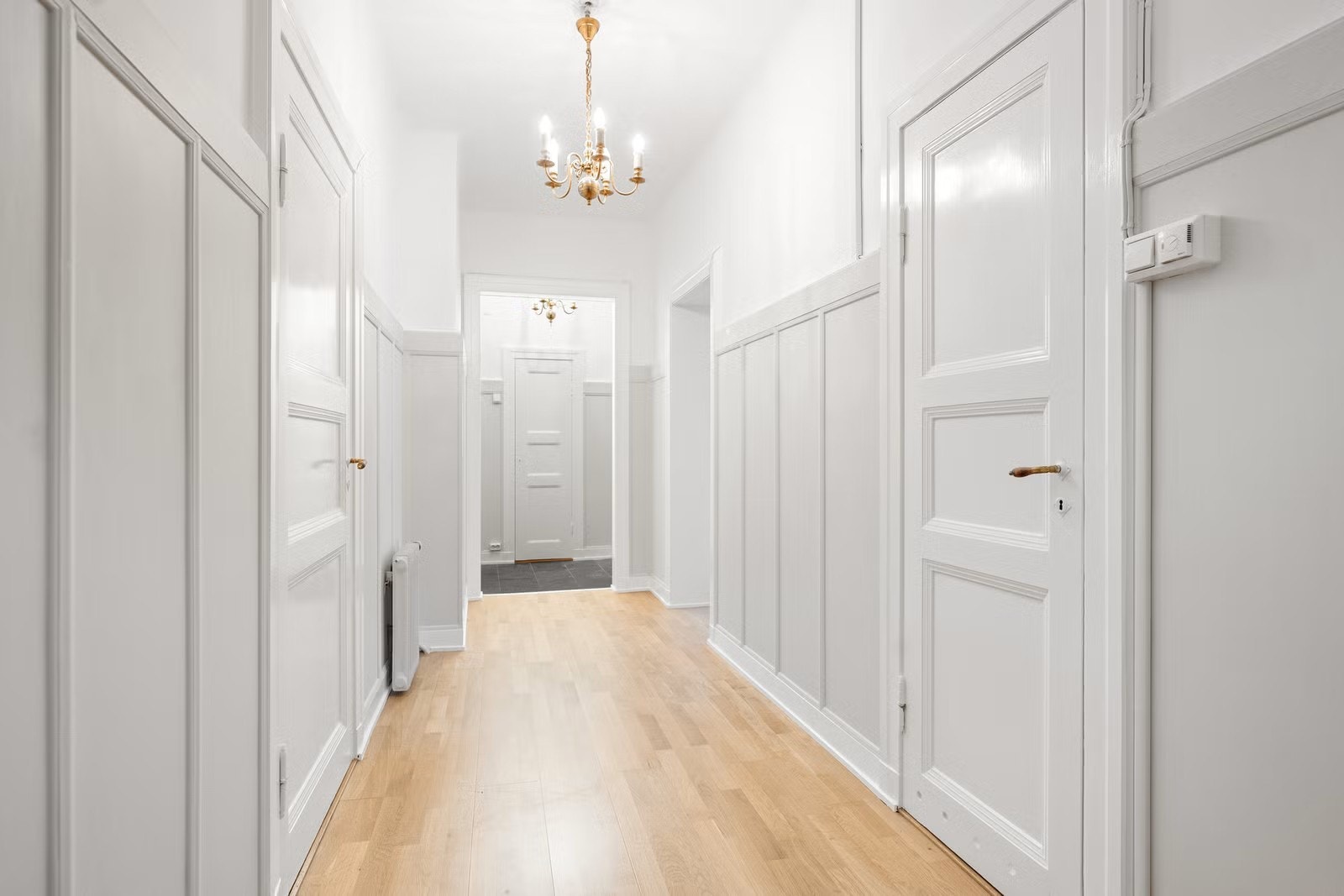 Romslig mellomgang. Galleribilde