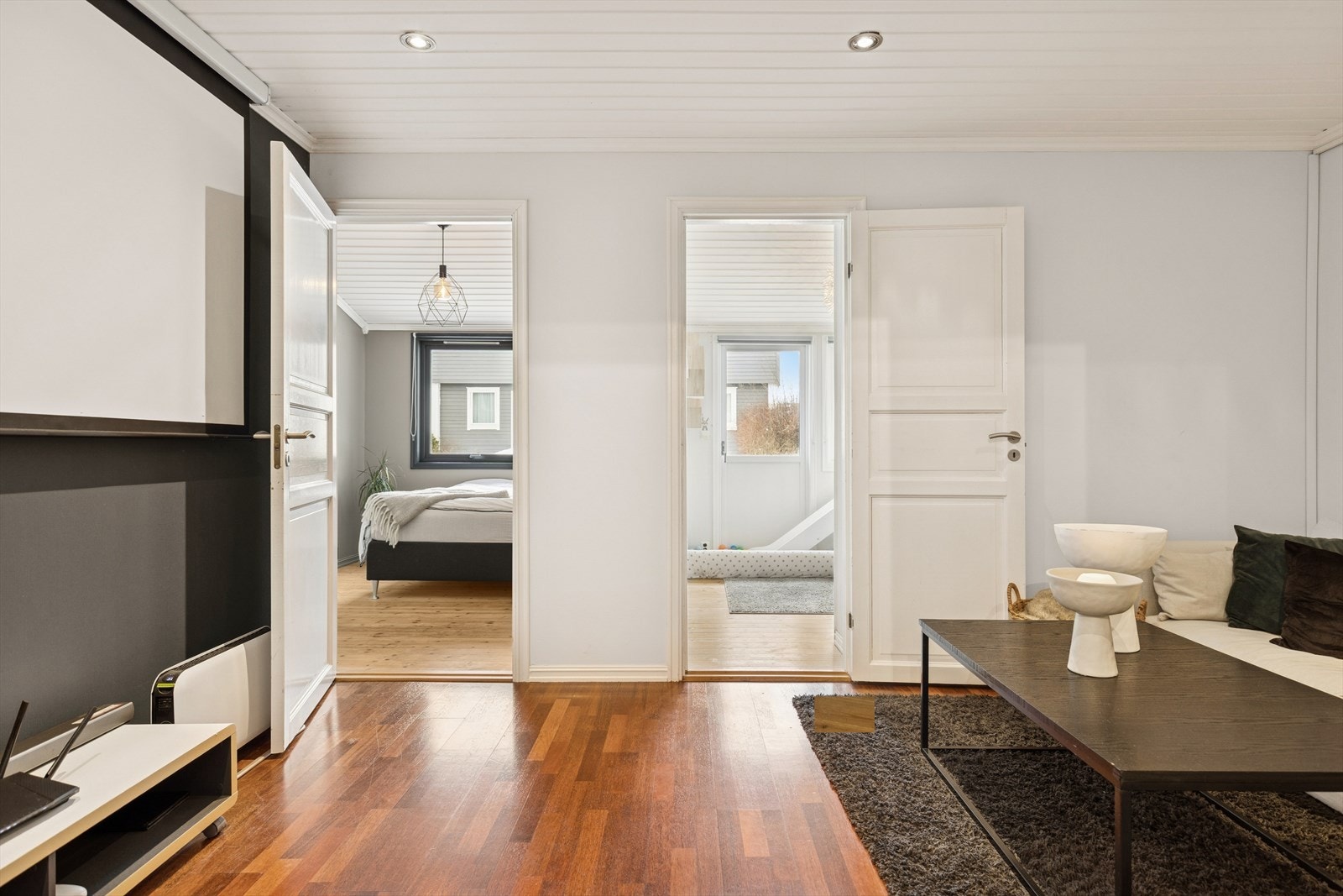 Lys og praktisk oppholdssone med direkte tilgang til flere rom, ideelt som TV-stue, lekeområde eller ekstra allrom Galleribilde