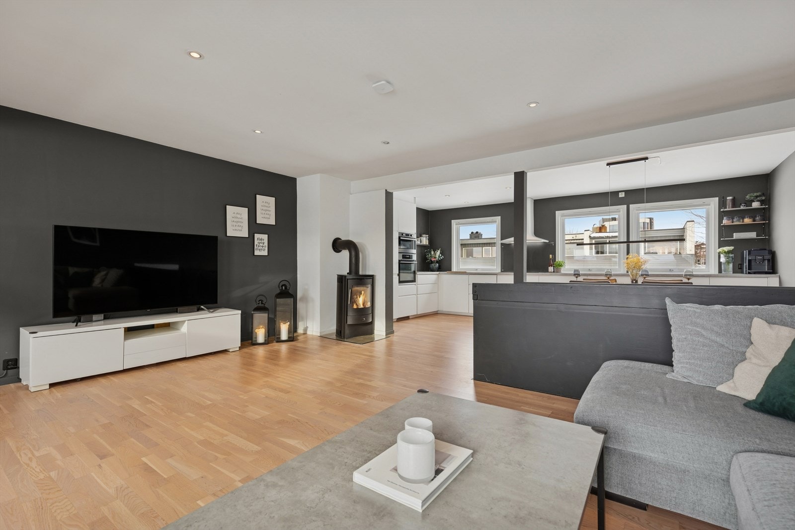 Lys og innbydende stue med vedovn Galleribilde