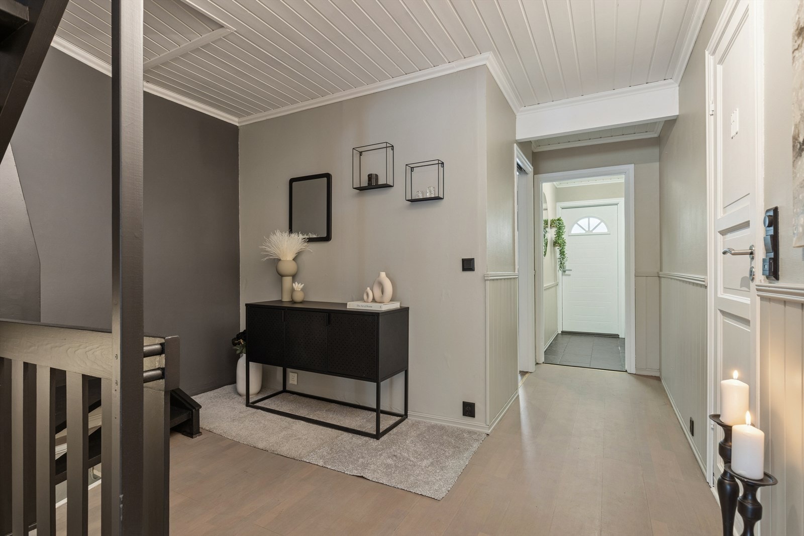 Lys entré og gang gir innbydende atmosfære ved ankomst Galleribilde