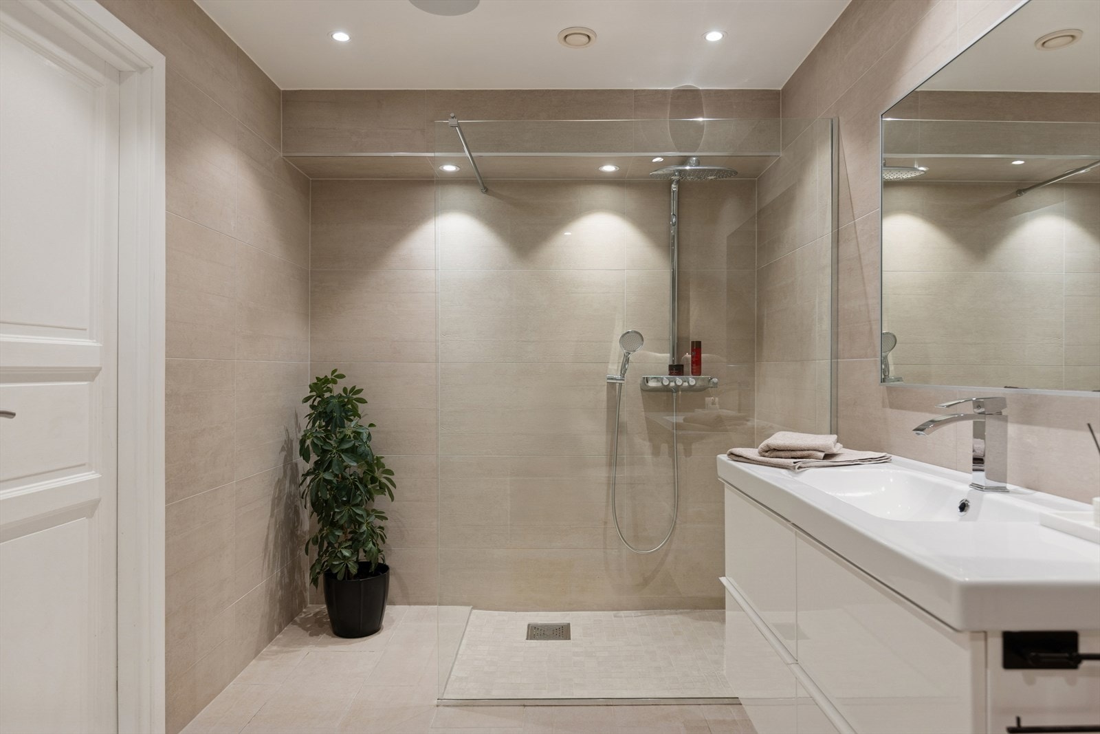 Utstyrt med vegghengt toalett, dusjnisje, servant, skapløsninger, Bose-takhøytalere, downlights og gulvvarme. Galleribilde