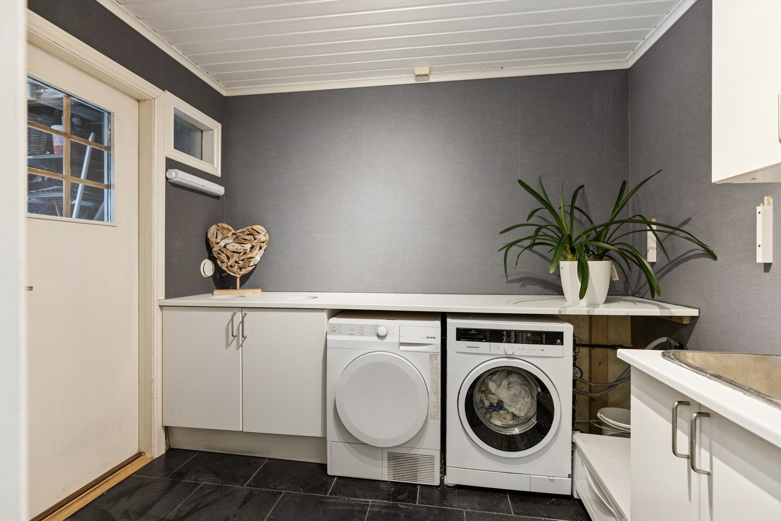 Praktisk vaskerom - God skap- og benkeplass, samt direkte adkomst til sportsbod Galleribilde