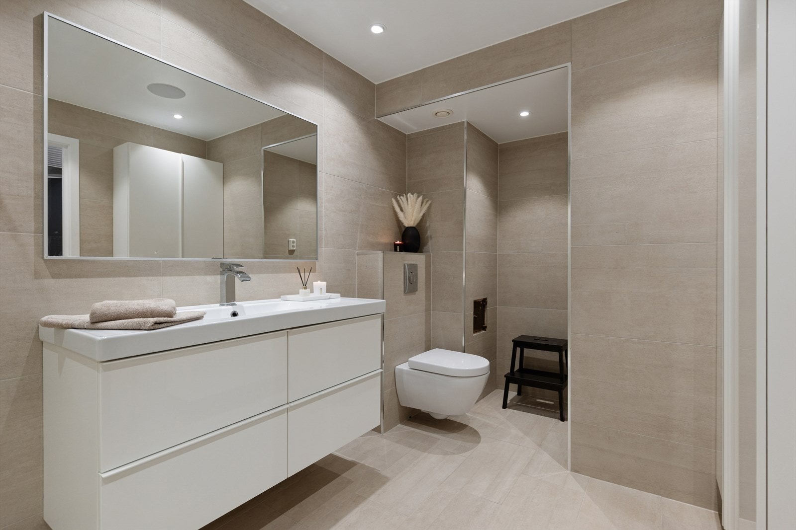 Stilrent og moderne bad (2017) Galleribilde