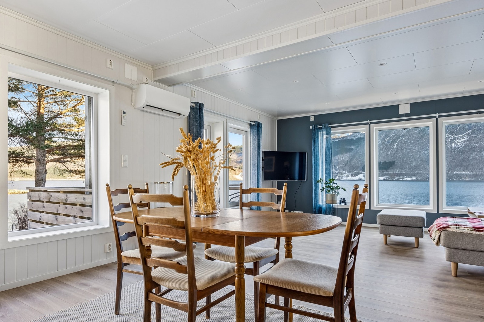 Boligen oppvarmes med varmepumper og vedfyring. Galleribilde