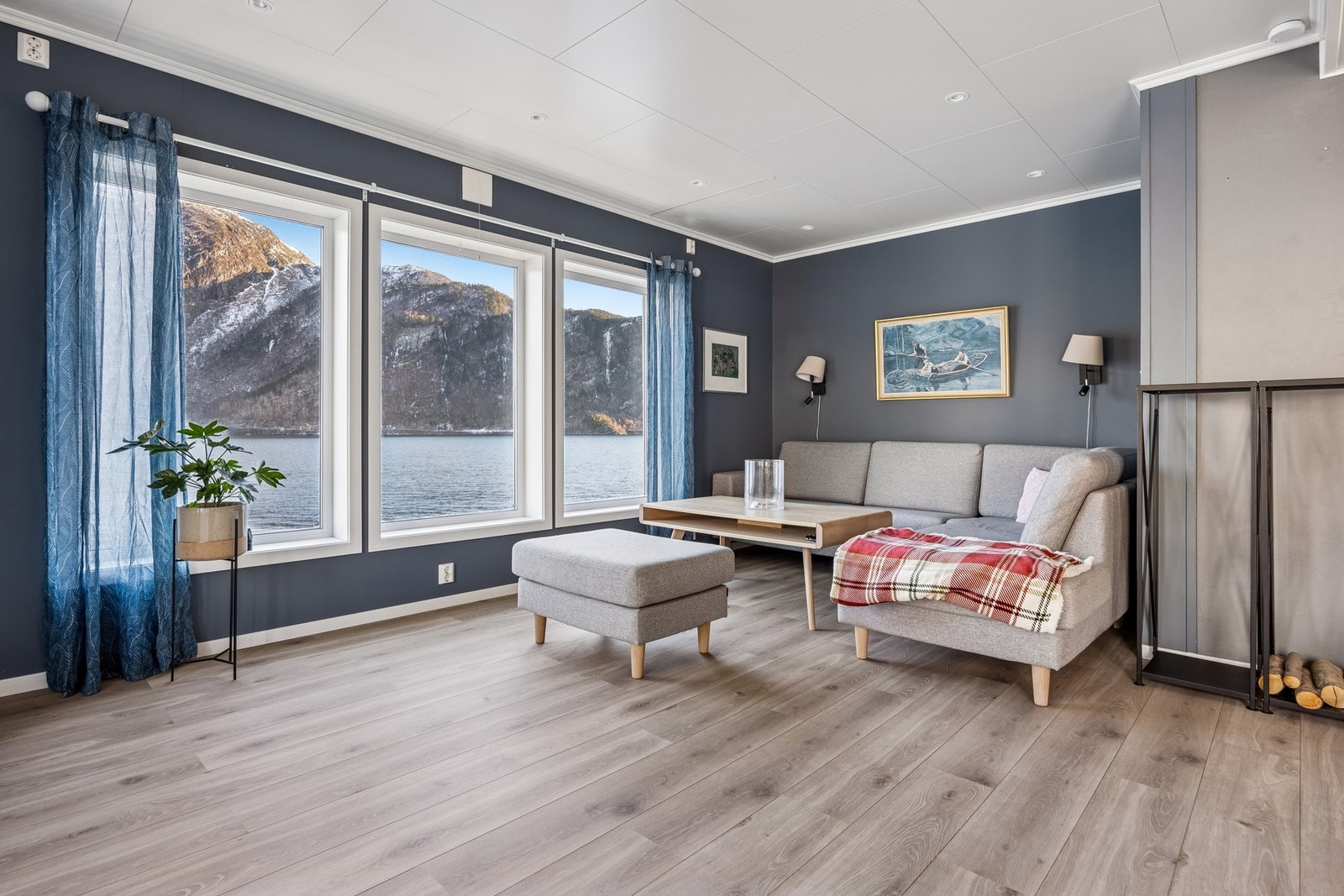 Lys og romslig stue med store vindusflater som rammer inn den vakre utsikten mot Valsøyfjorden. Galleribilde