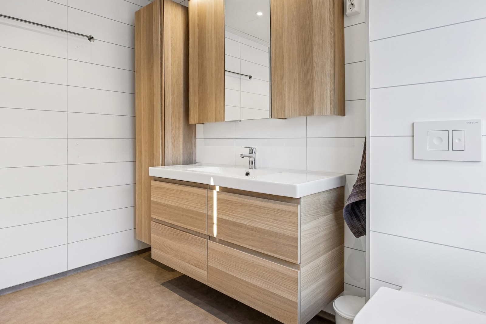 Lyst og moderne bad i 1. etasje. Galleribilde