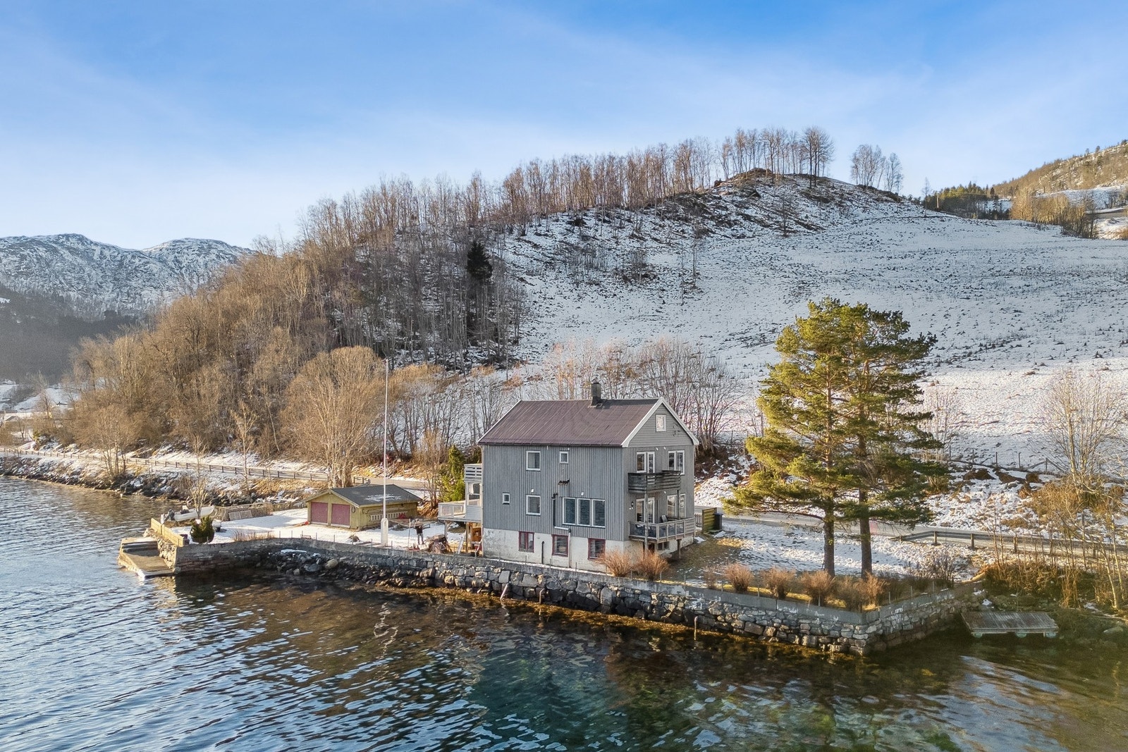 Boligen går over 4 etasjer og har en gjennomgående god planløsning med store oppholdsrom. Galleribilde