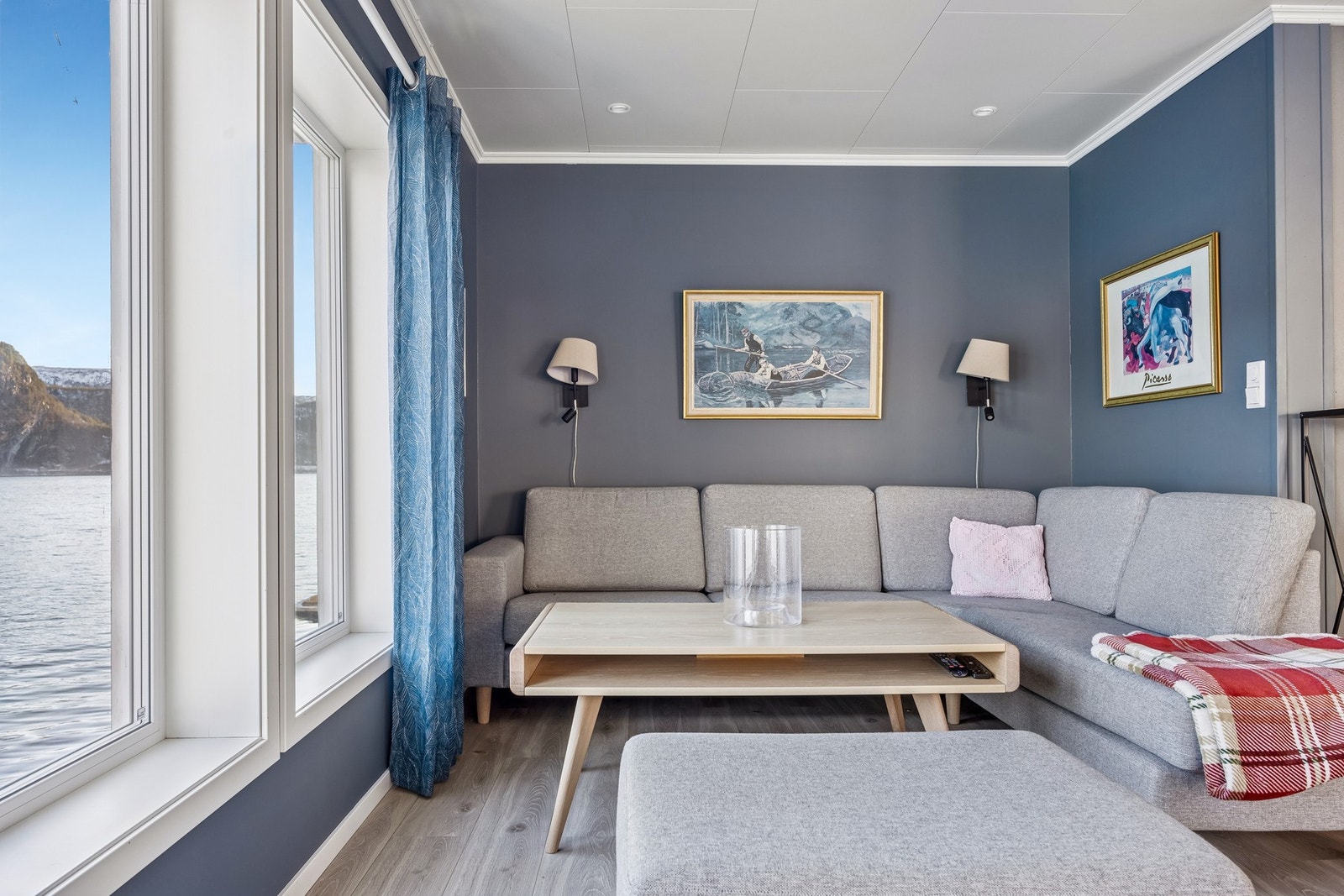 Det er montert spotter i tak på stue. Galleribilde