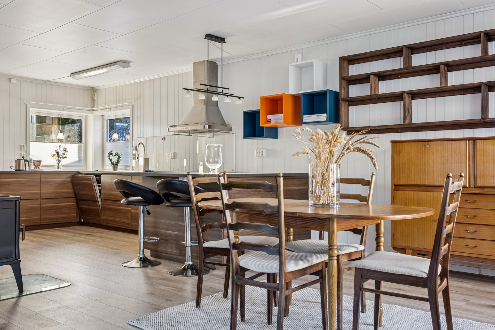 Delvis åpen stue- kjøkkenløsning gjør at kjøkkenet ikke er fullt synlig fra alle vinkler, samtidig som rommene fortsatt henger naturlig sammen. Galleribilde