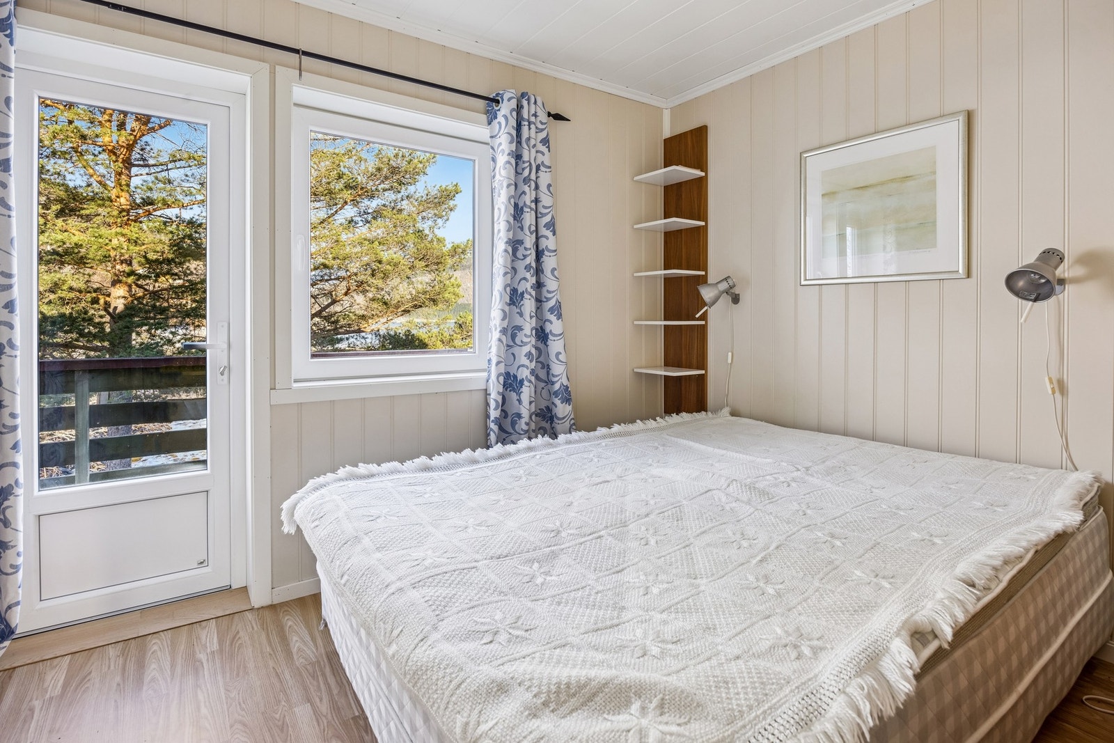 Soverom med utgang til balkong. Galleribilde