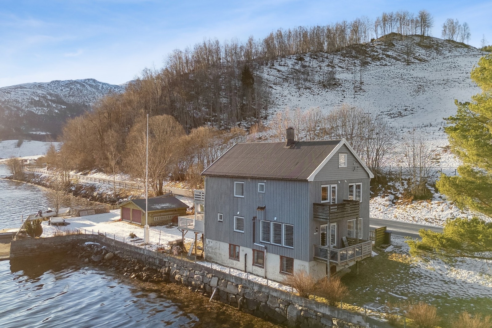 En landlig og sjarmerende bolig med en sjelden plassering helt ved vannkanten, omgitt av vakker natur. Galleribilde