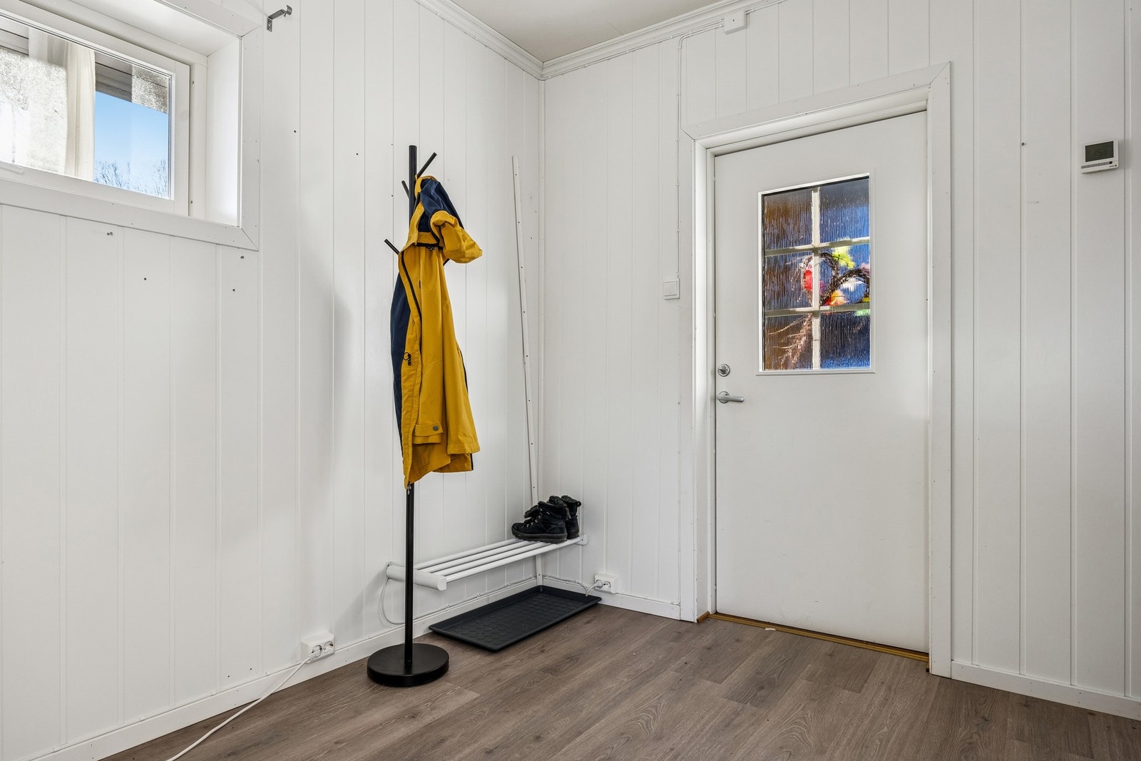 Praktisk inngangsparti med god plass til garderobeløsning. Galleribilde