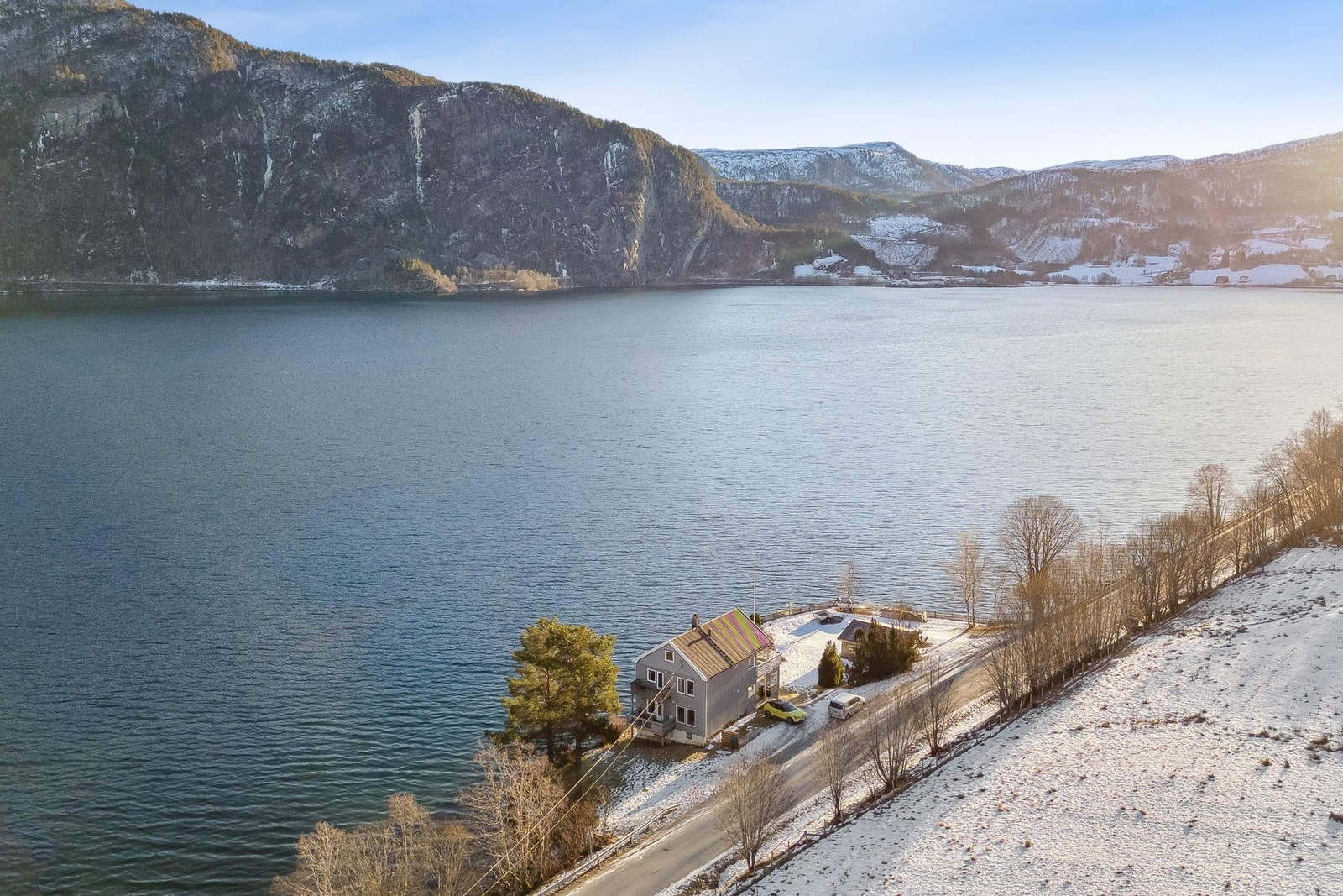 Panoramautsikt over Valsøyfjorden, et mektig fjordlandskap som strekker seg mot Arasvikfjorden og omkranses av karakteristiske fjell og kulturlandskap. Galleribilde