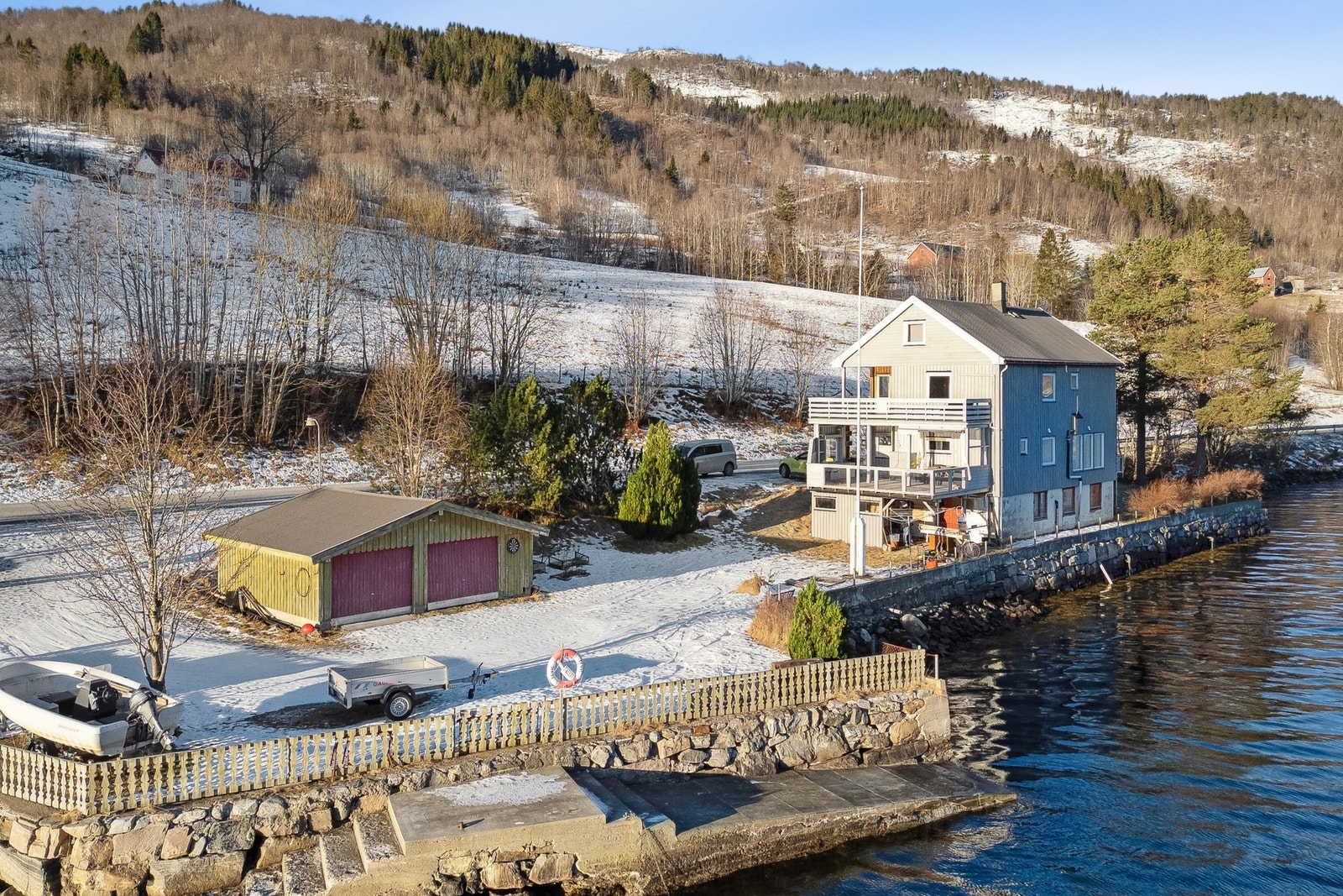 Velkommen til Valsøyfjordvegen 1055! Galleribilde