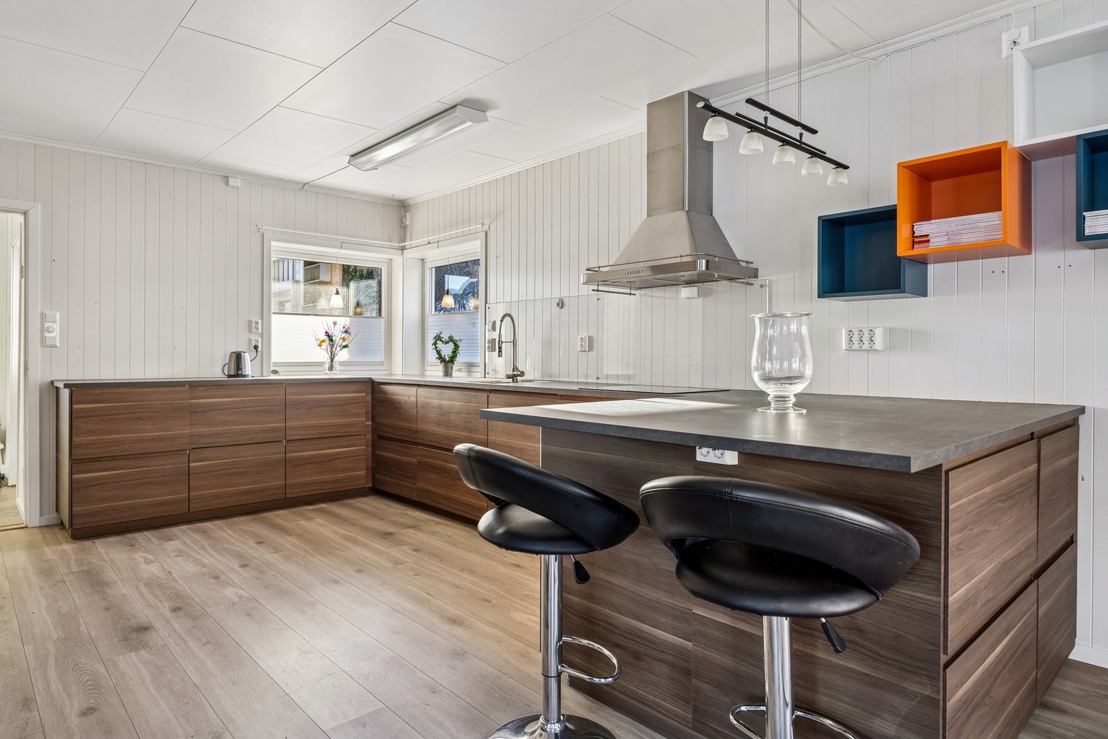 Kjøkkenet er fra 2018 og har mye skap- og benkeplass. Galleribilde