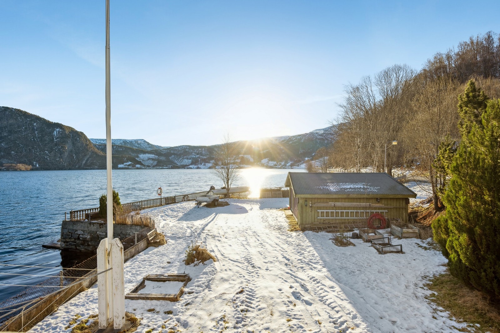 Praktisk garasje med elbil lader. Avbildet båt medfølger på kjøpet. Galleribilde
