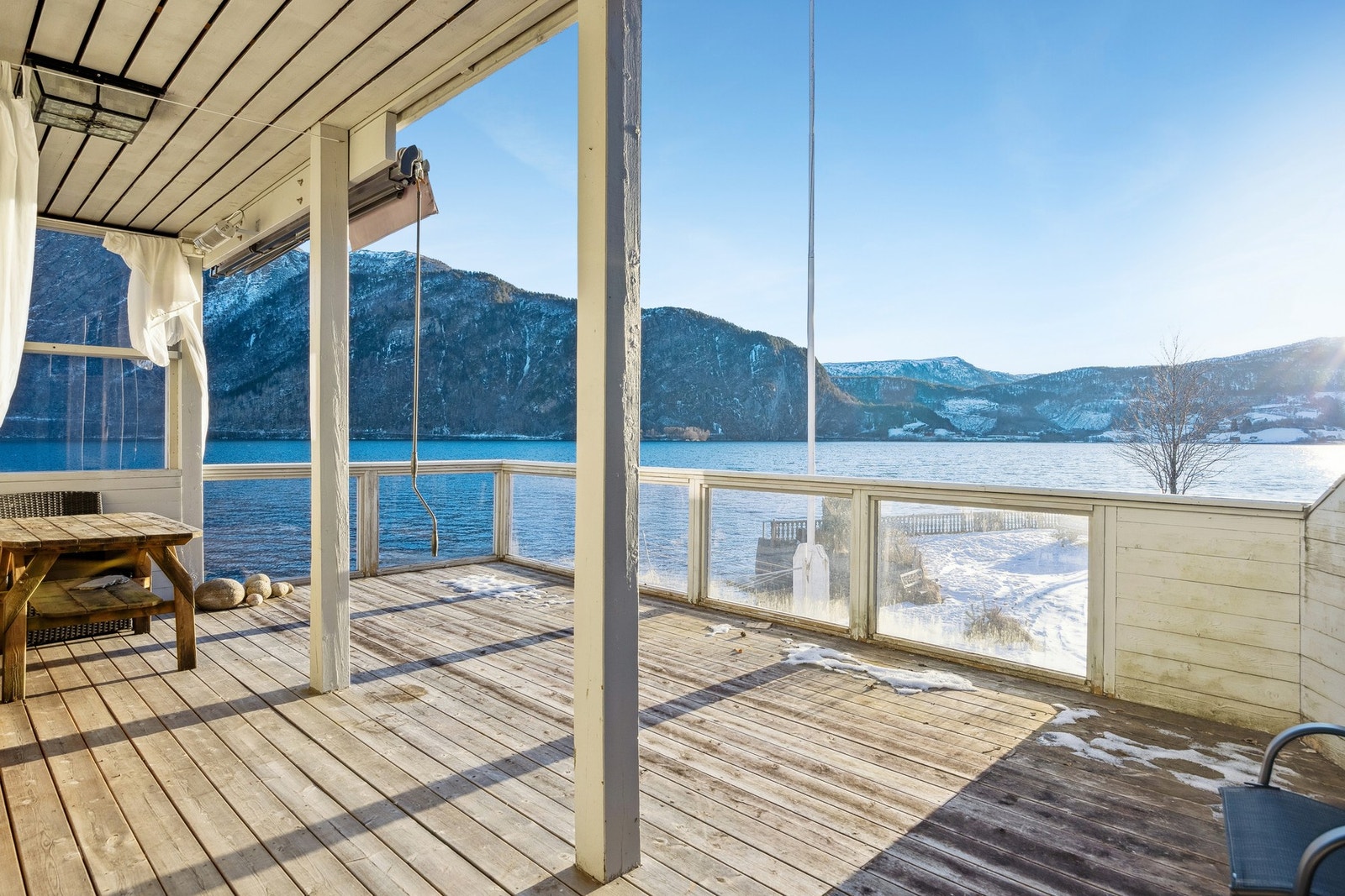 Med utgang fra kjøkken/gang har man tilgang til en stor terrasse som er delvis overbygd. Galleribilde