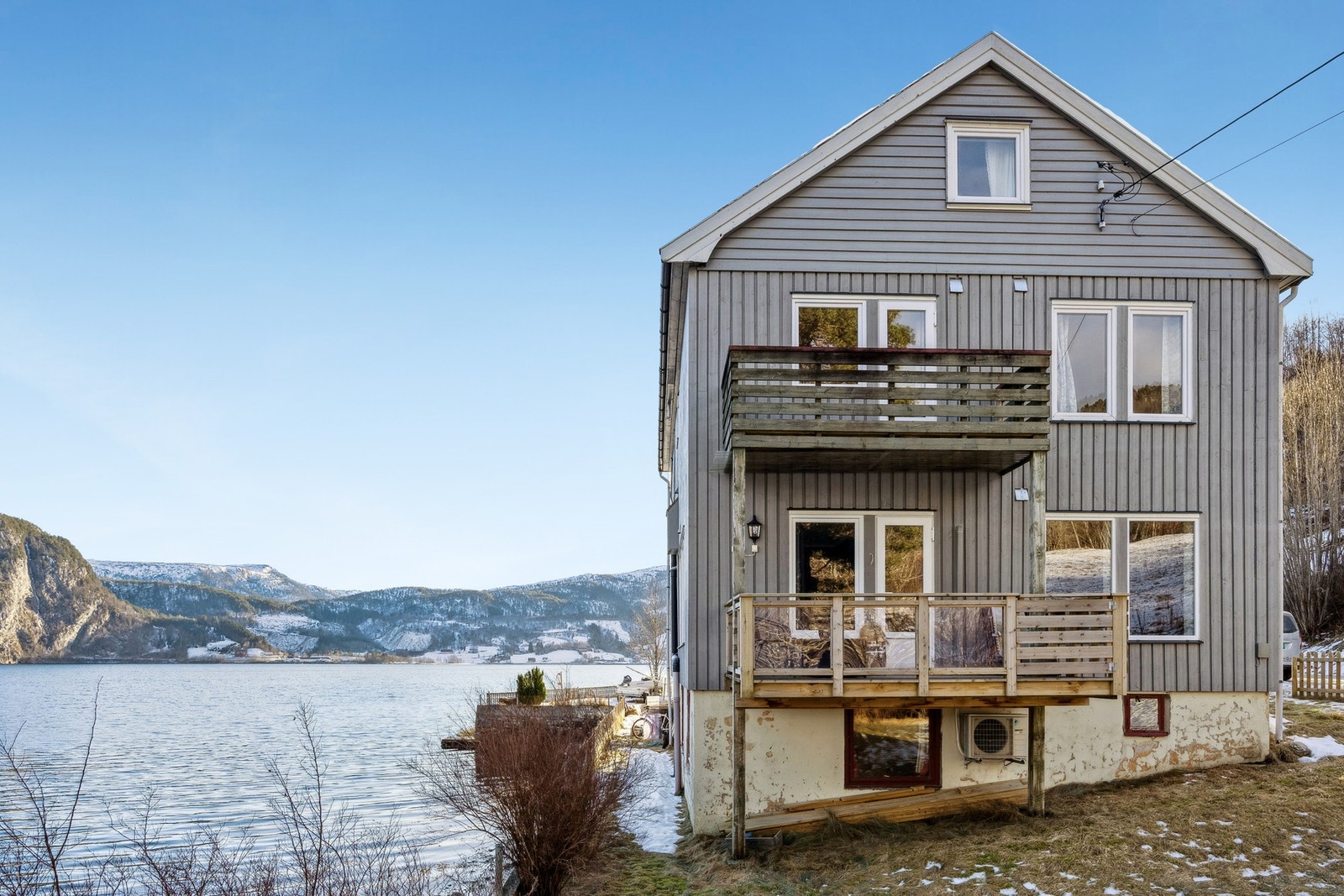 Huset har blitt betydelig påkostet i perioden 2018/2019 med blant annet nytt kjøkken, bad og vinduer. Galleribilde