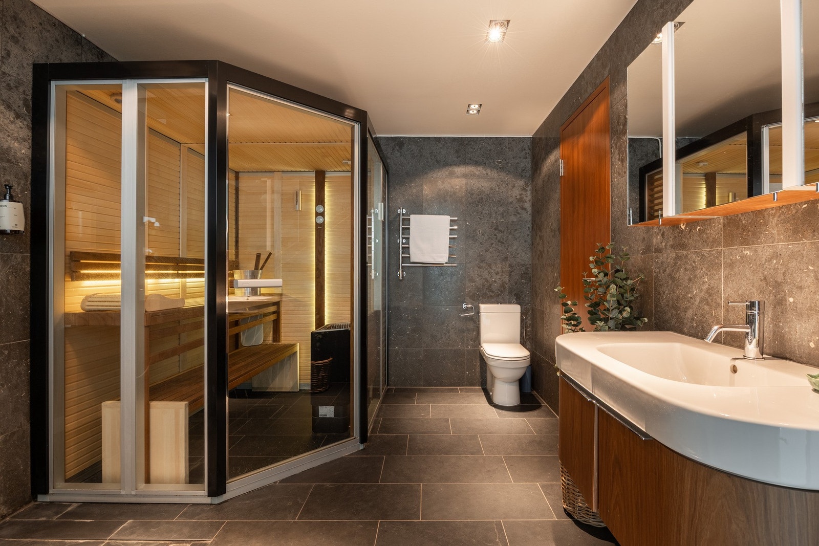 Eksklusivt innredet med boblebad og Tylo-badstue for en komplett spaopplevelse. Galleribilde