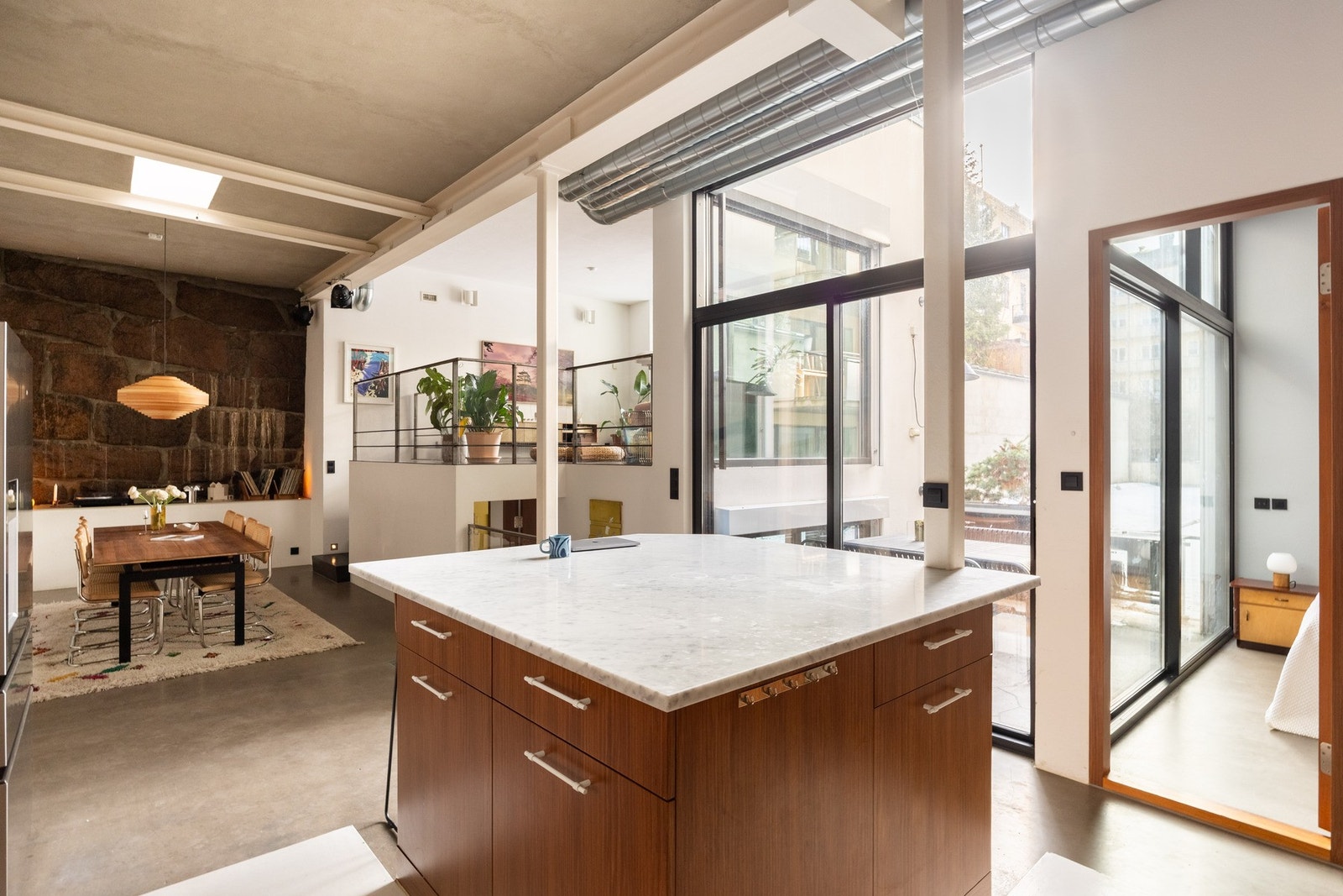 Stor kjøkkenøy fungerer som et naturlig samlingspunkt. Galleribilde