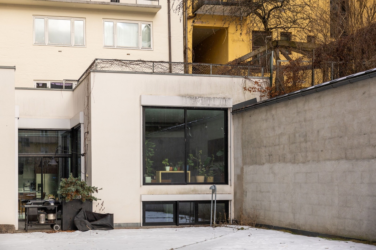 Skjermet bolig over to plan vendt mot rolig bakgård. Galleribilde