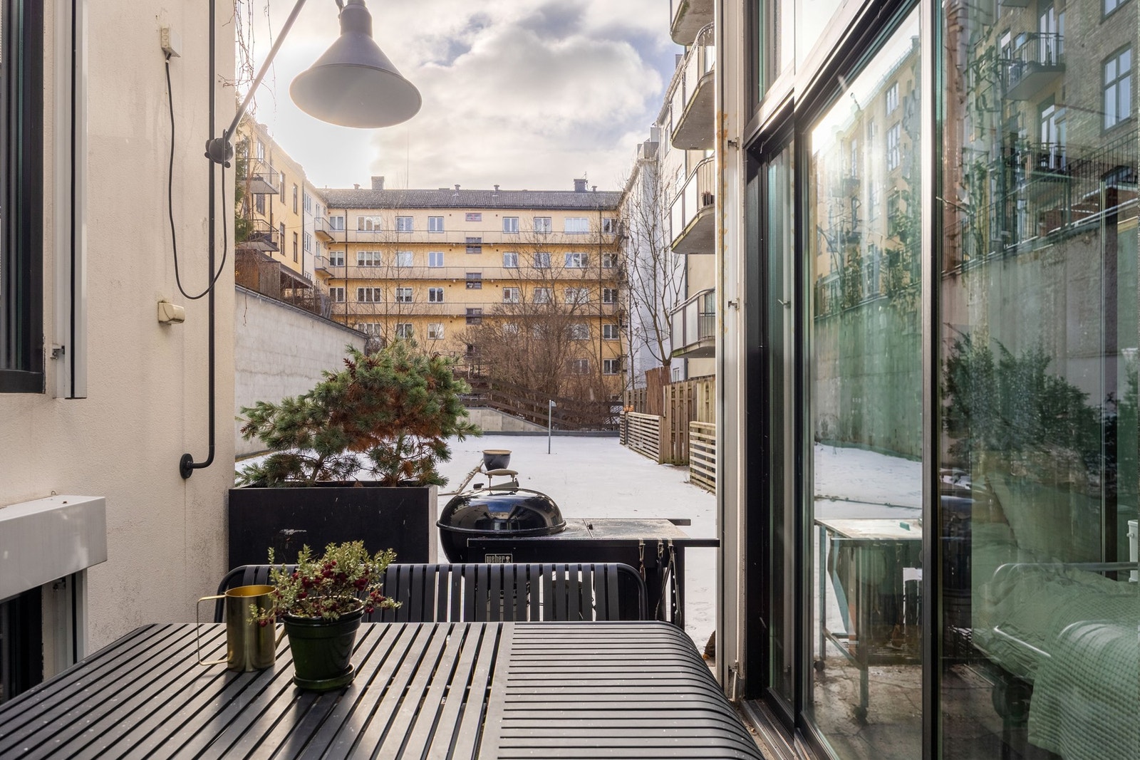 Tegnet av arkitektene slik at solen skulle treffe den private uteplassen bak gjennom hele lunsjtiden. Galleribilde