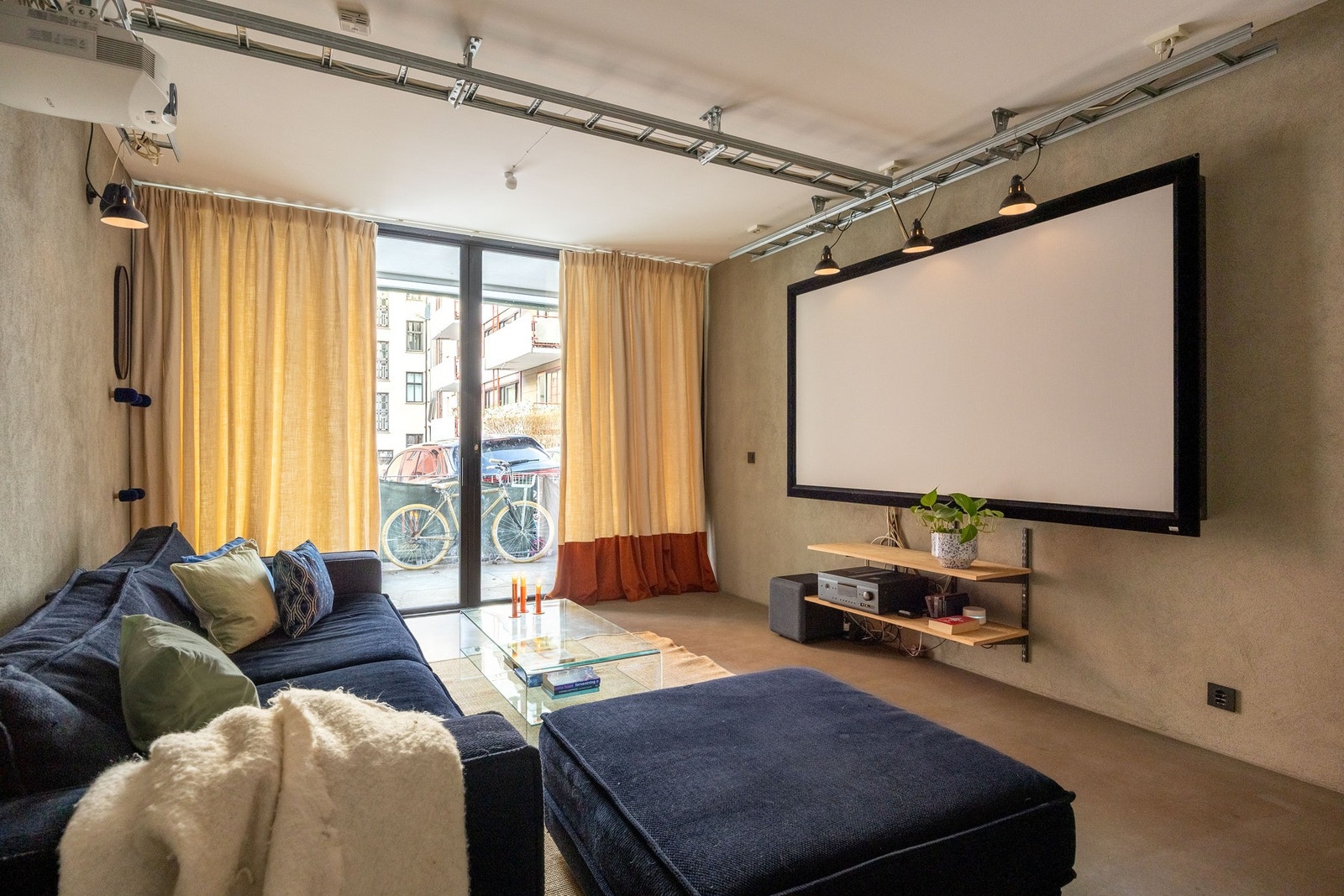 Hjemmekino av høy kvalitet kjøpt av tidligere eier som er en velkjent filmregissør. Galleribilde