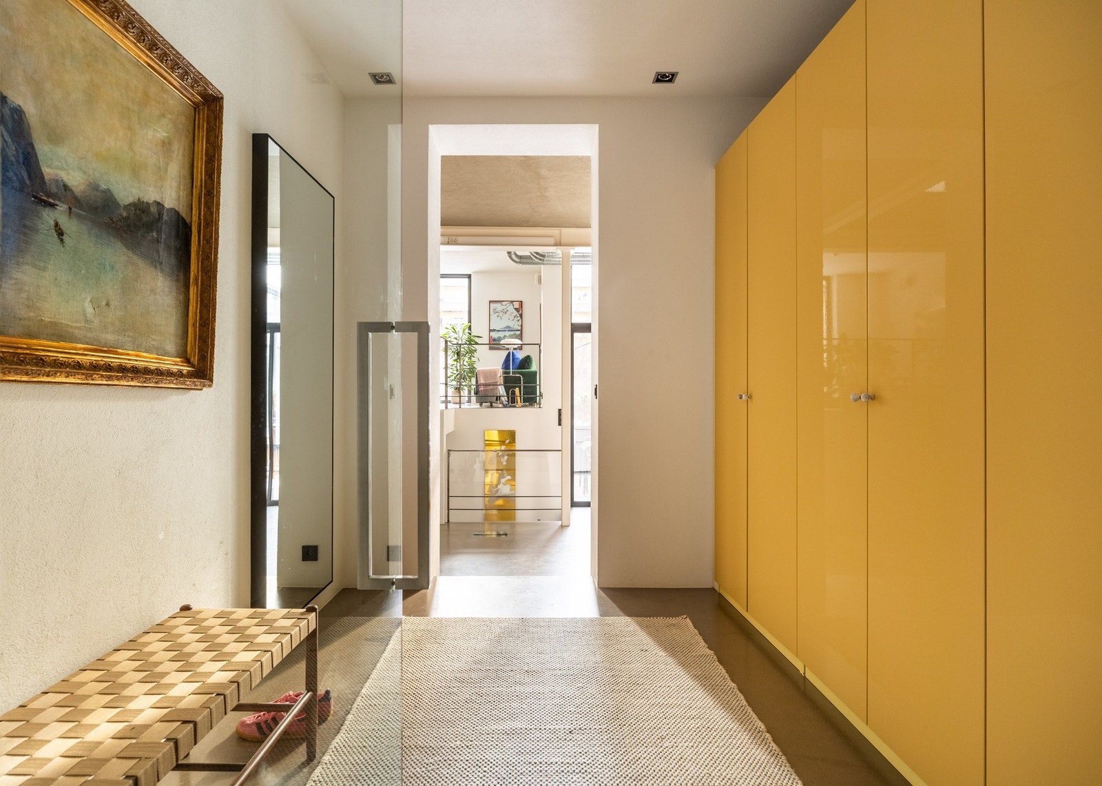 Gang med adkomst via glassdør. Innredet med en stor garderobeløsning fra 2021. Galleribilde