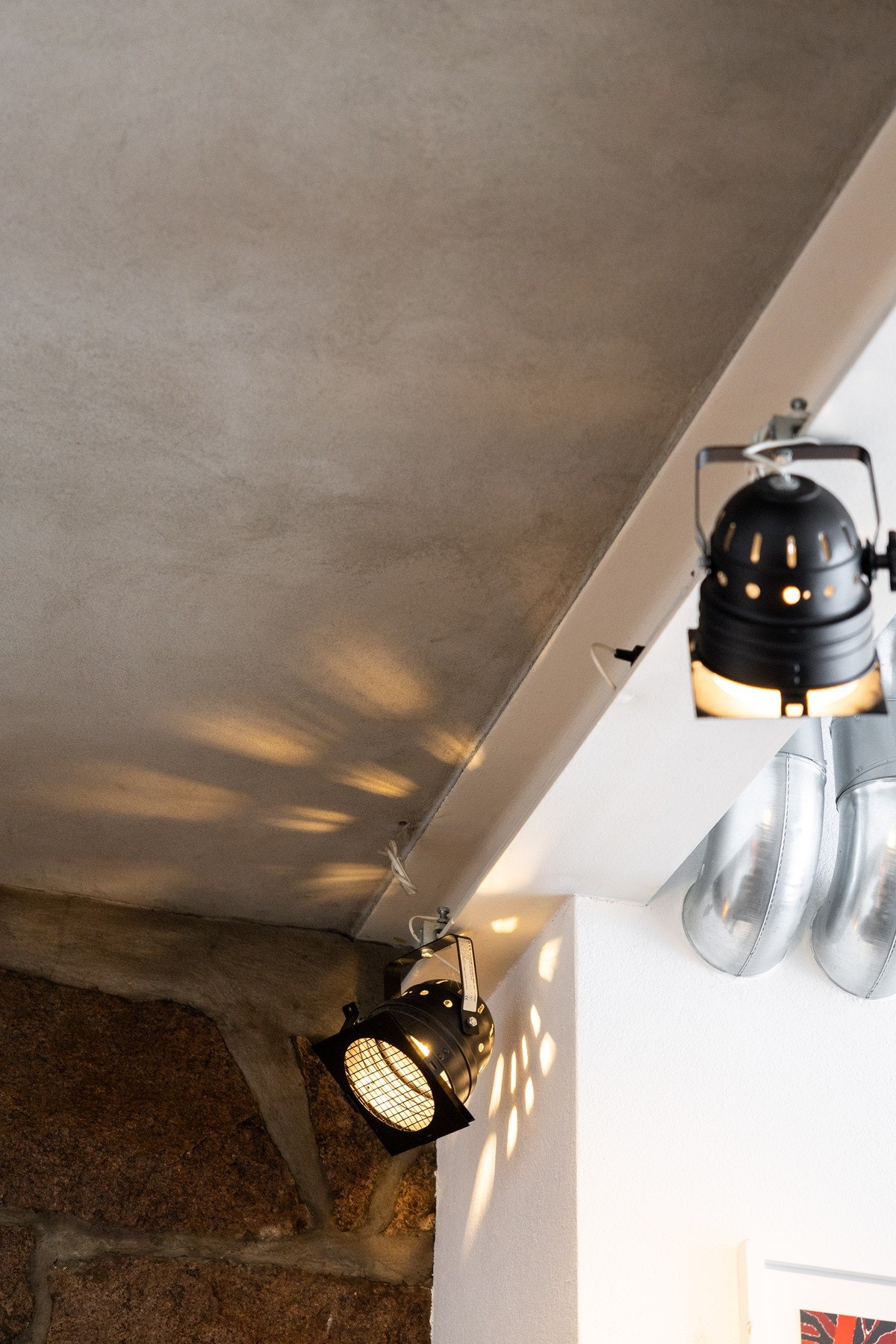 Boligen har en generøs himling oppmålt til 3,40m i kjøkken/stue. Galleribilde