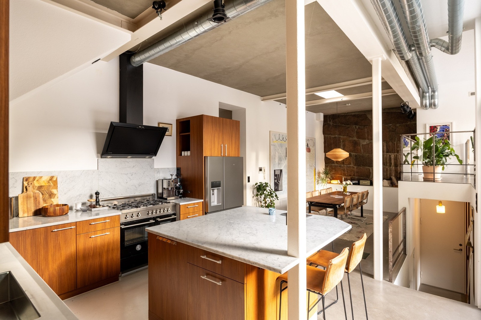 Snekkerbygget kjøkken med presise detaljer og miljøvennlige kvalitetsmaterialer. Galleribilde