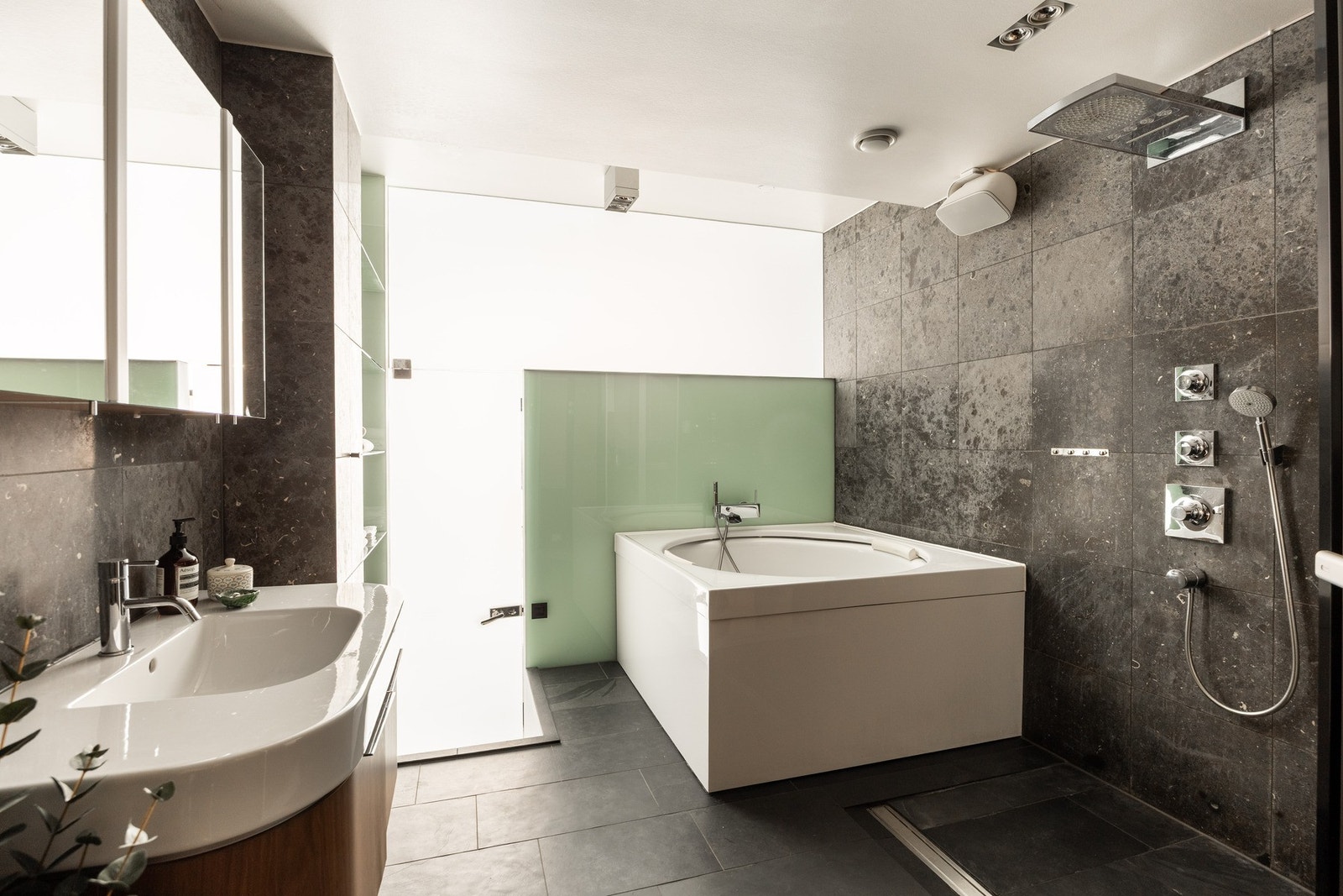 Duravit-møblementet bygger oppunder den luksuriøse følelsen. Galleribilde