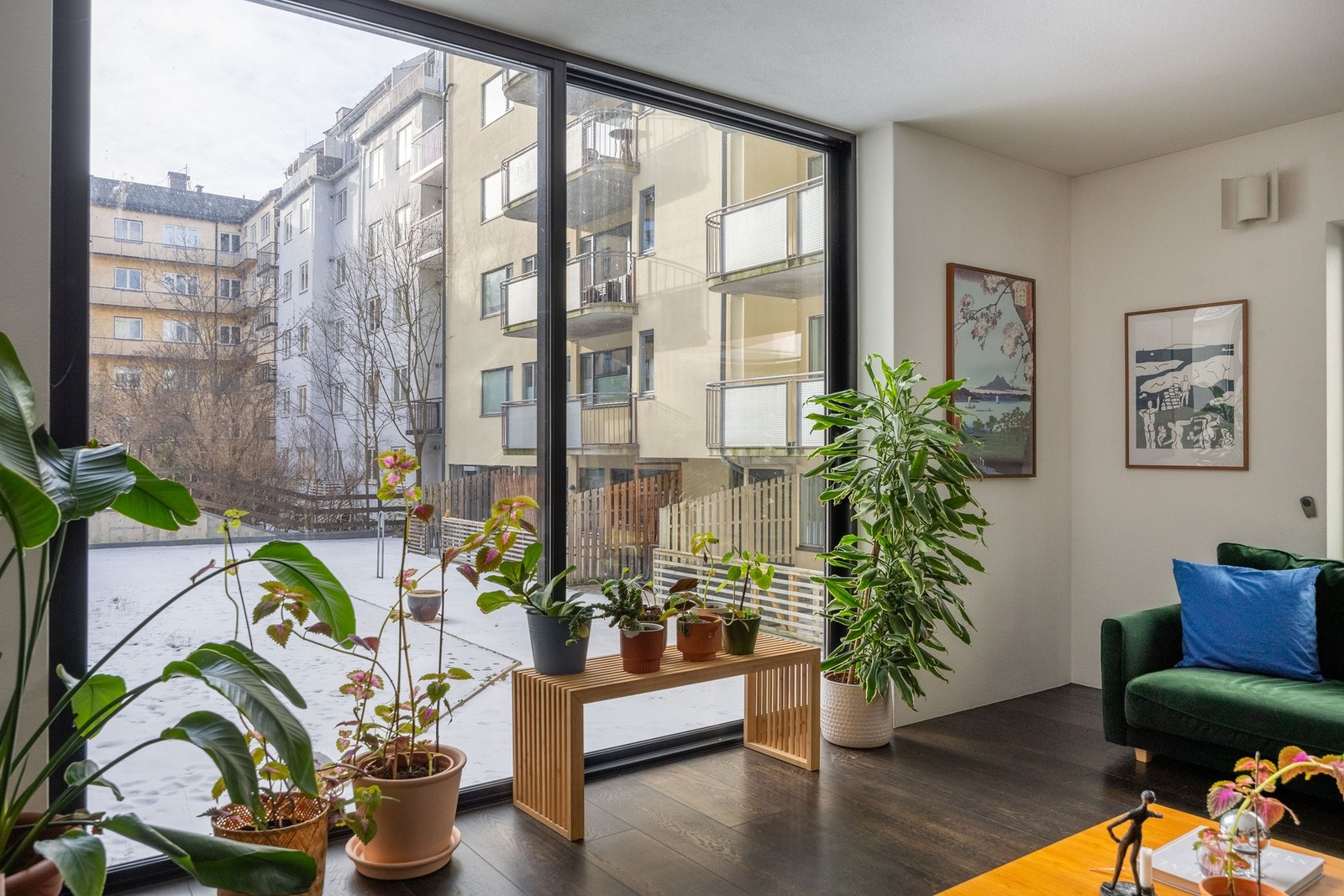 Store vinduer fra gulv til tak med elektriske persienner. Kombinerer lys og kreativ møblering. Galleribilde