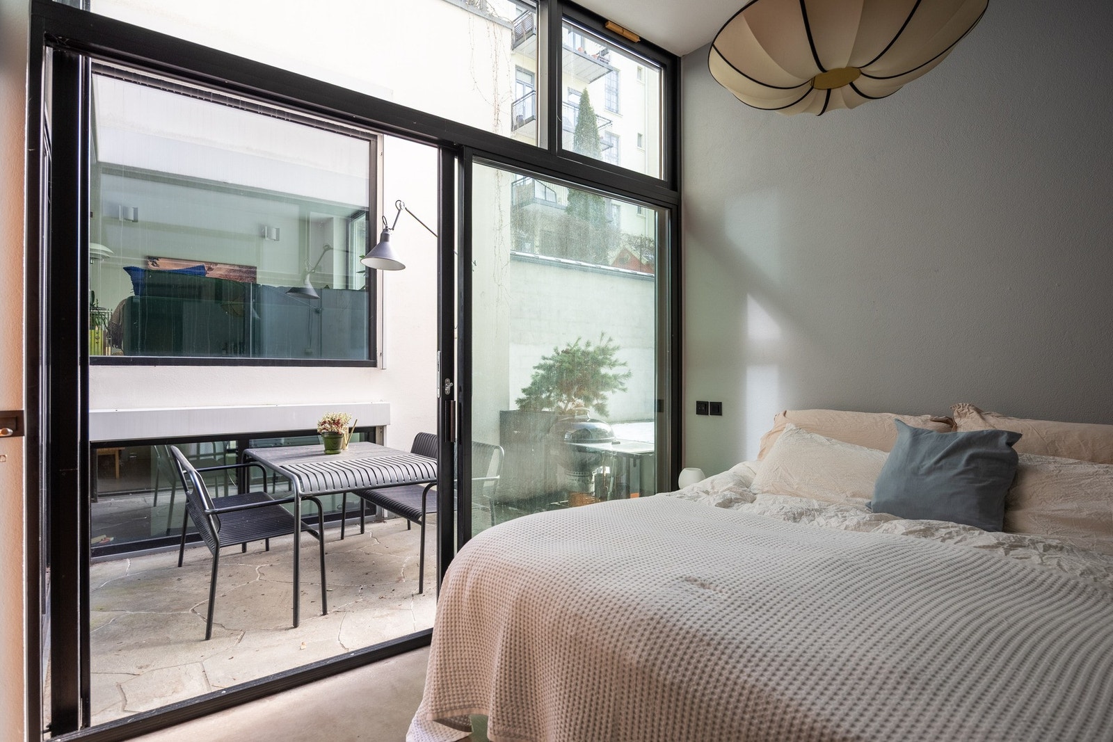 Vinduer har automatiske blinds. Galleribilde