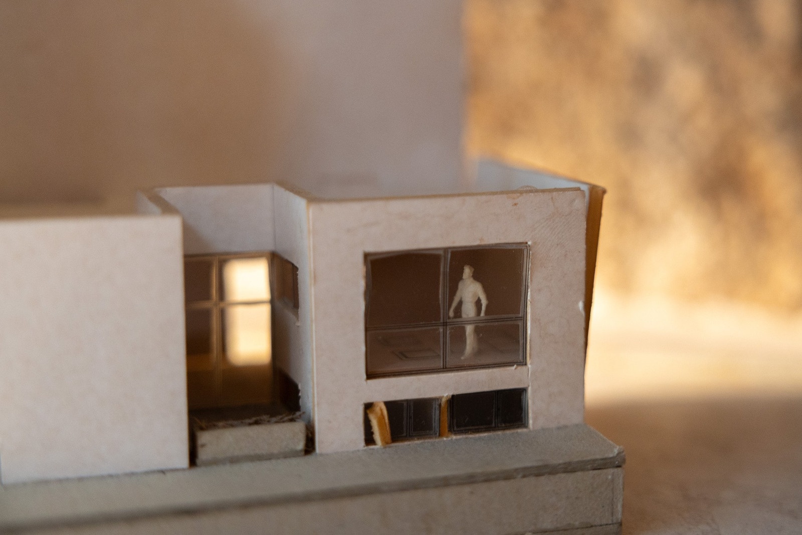 Leiligheten er omtalt i Arkitektenes hjem på NRK. Cecilie Wille, presenterer den i sesong 1. Galleribilde