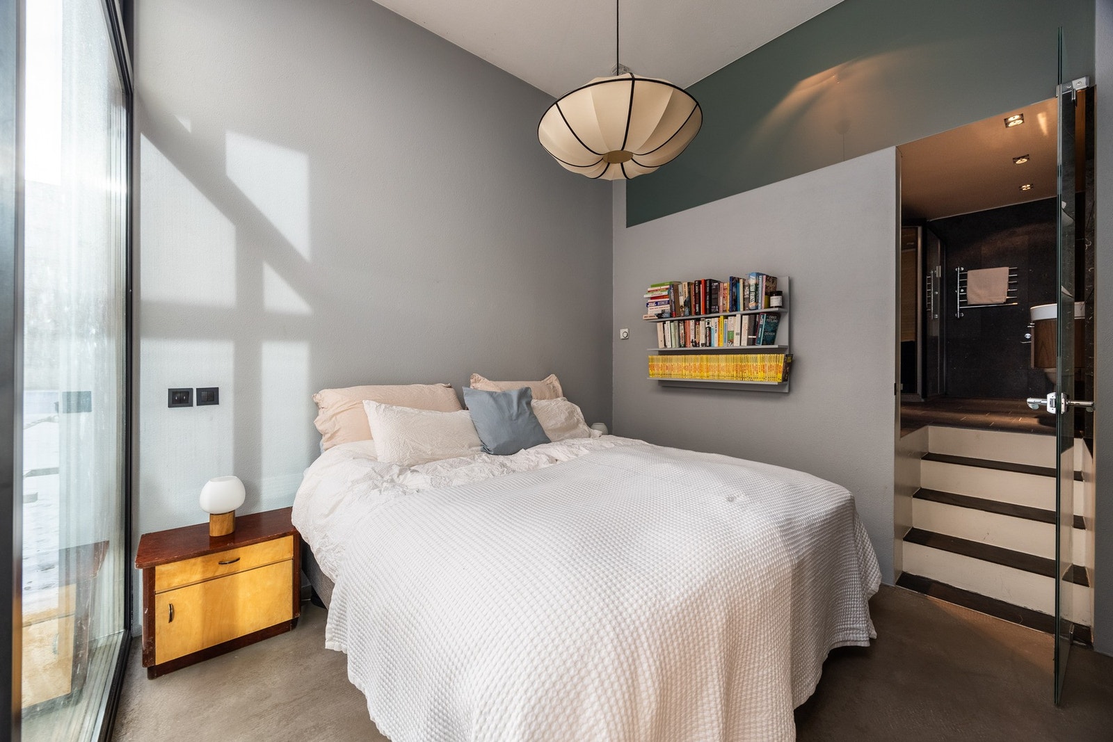 Videre tilkomst fra hovedsoverom til hovedbad. Tilkomst fra soverom og gang. Galleribilde