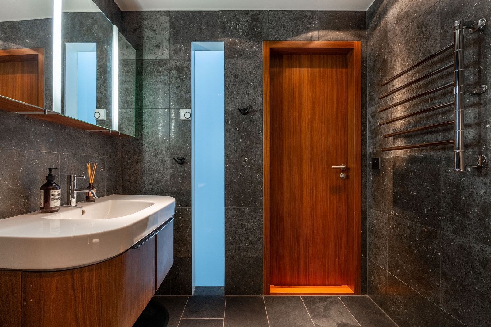 Baderom nummer to er tilsvarende esteisk, men mer kompakt. Galleribilde