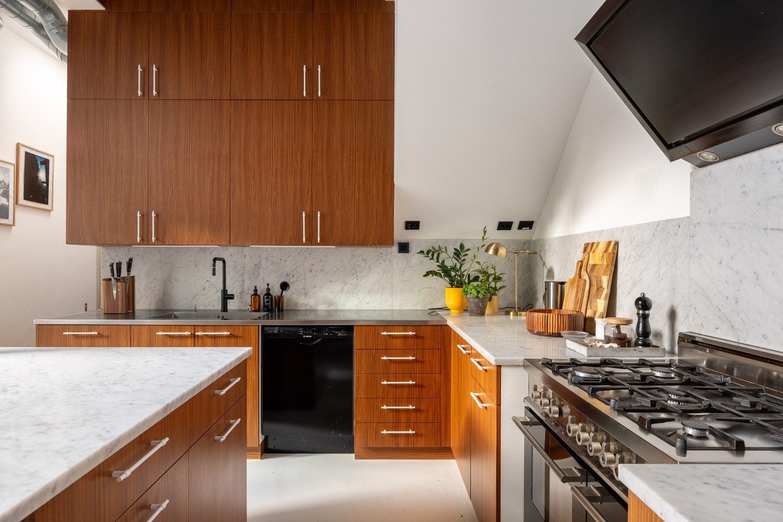 Luftig kjøkken med gjennomtenkte og praktiske løsninger, samt rikelig med skap- og benkeplass. Galleribilde