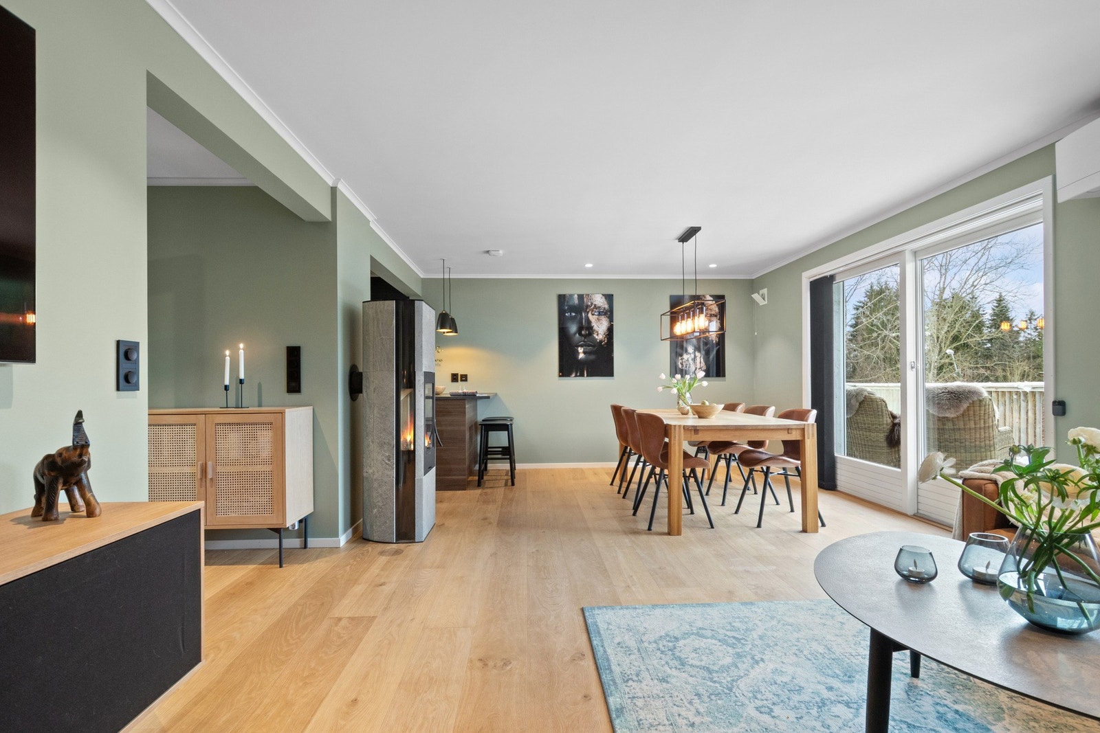 I stuen er det vedovn fra 2019 som gir både varme og hygge. Galleribilde