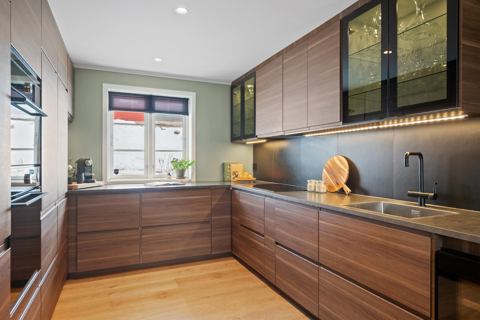 Integrerte hvitevarer, herunder induksjonstopp, stekeovn, kombi micro/stekeovn, oppvaskmaskin (kjøleskap fra 2025). Galleribilde