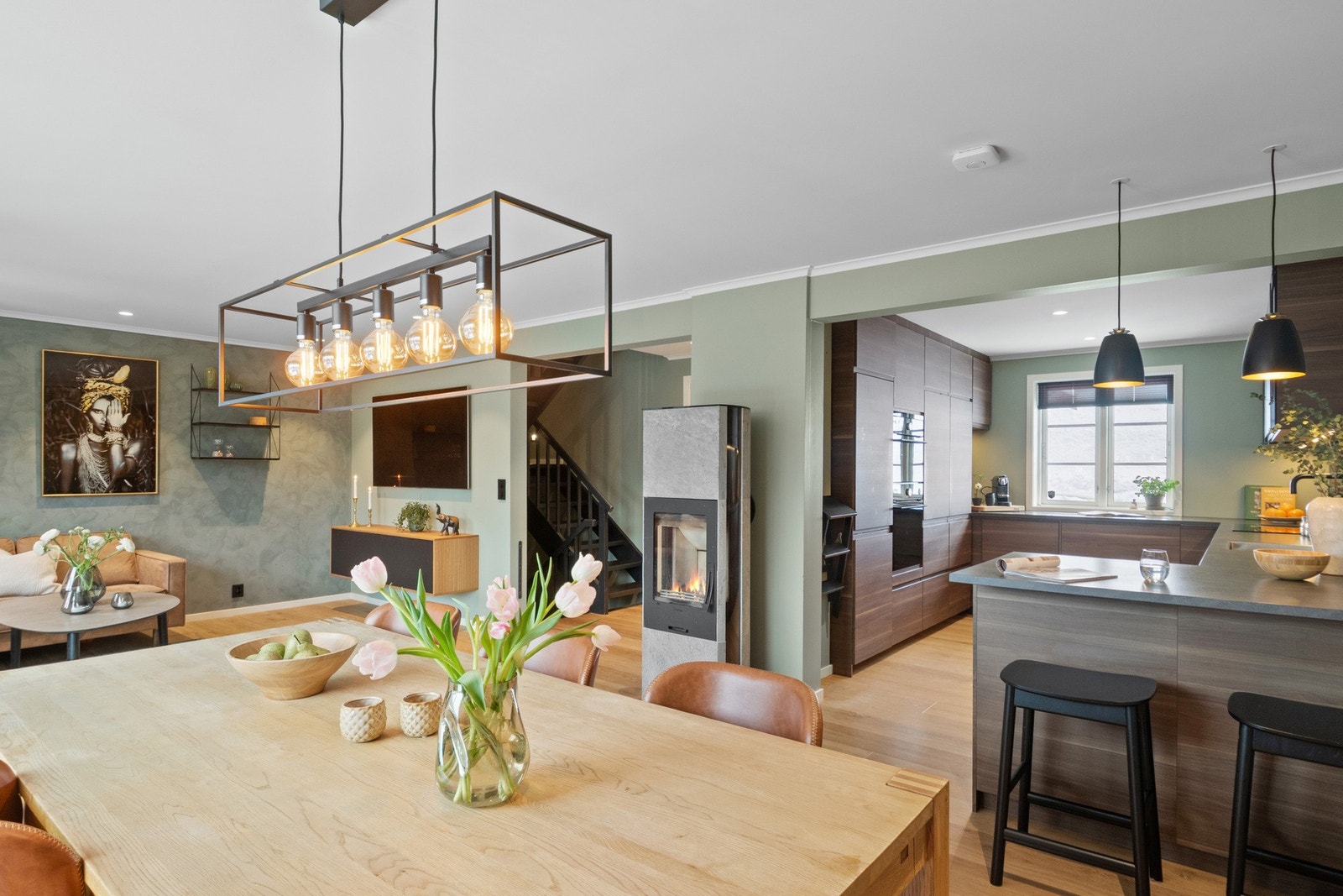 Kjøkkeninnredning fra 2019 med glatte fronter og laminat benkeplate med underlimt kum. Galleribilde