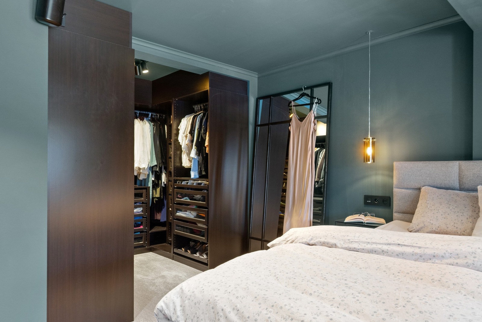 I tillegg medfølger egen walk-in garderobe. Galleribilde