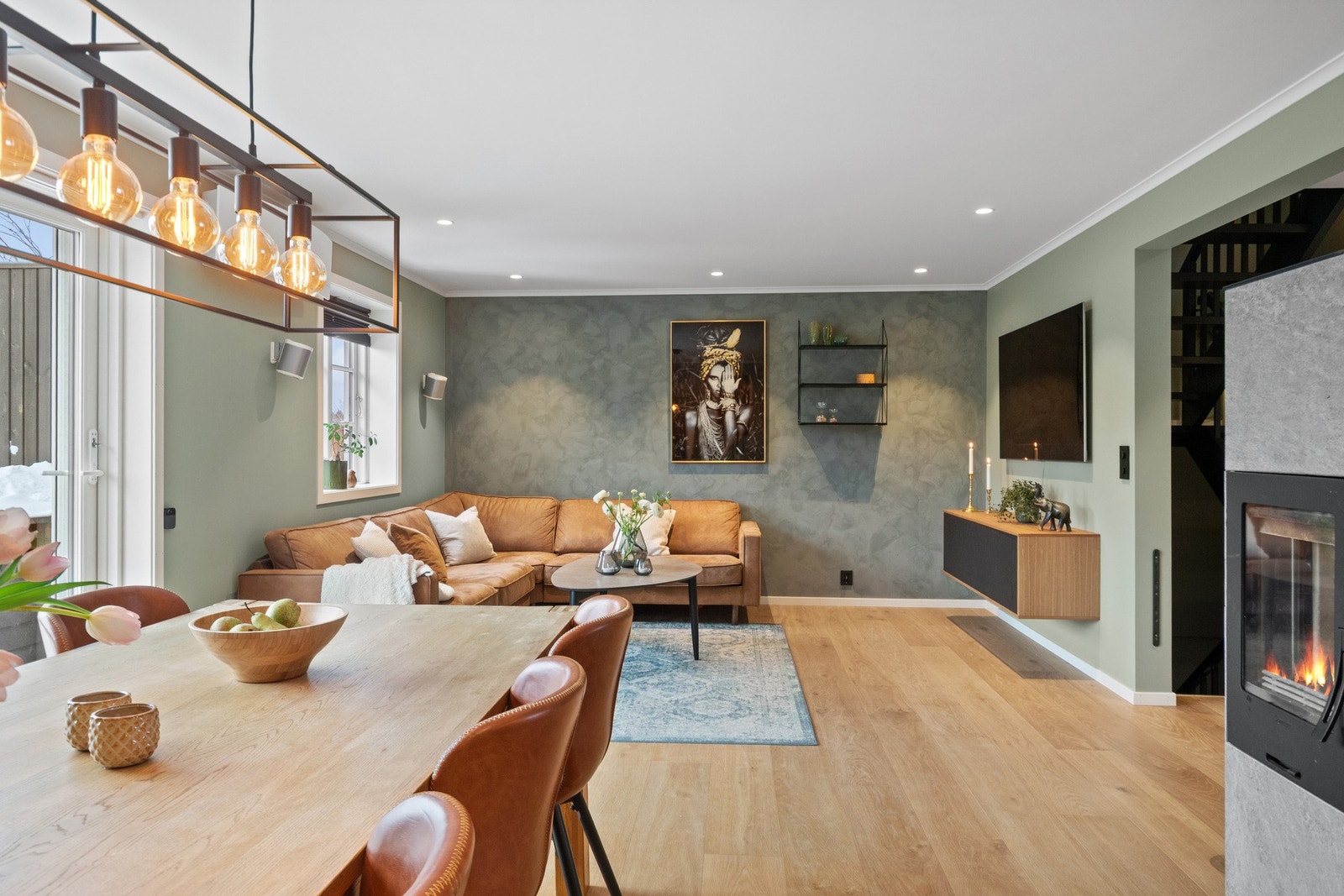 En innbydende og oppgradert enebolig over tre plan, med gode uteområder og praktiske løsninger. Galleribilde