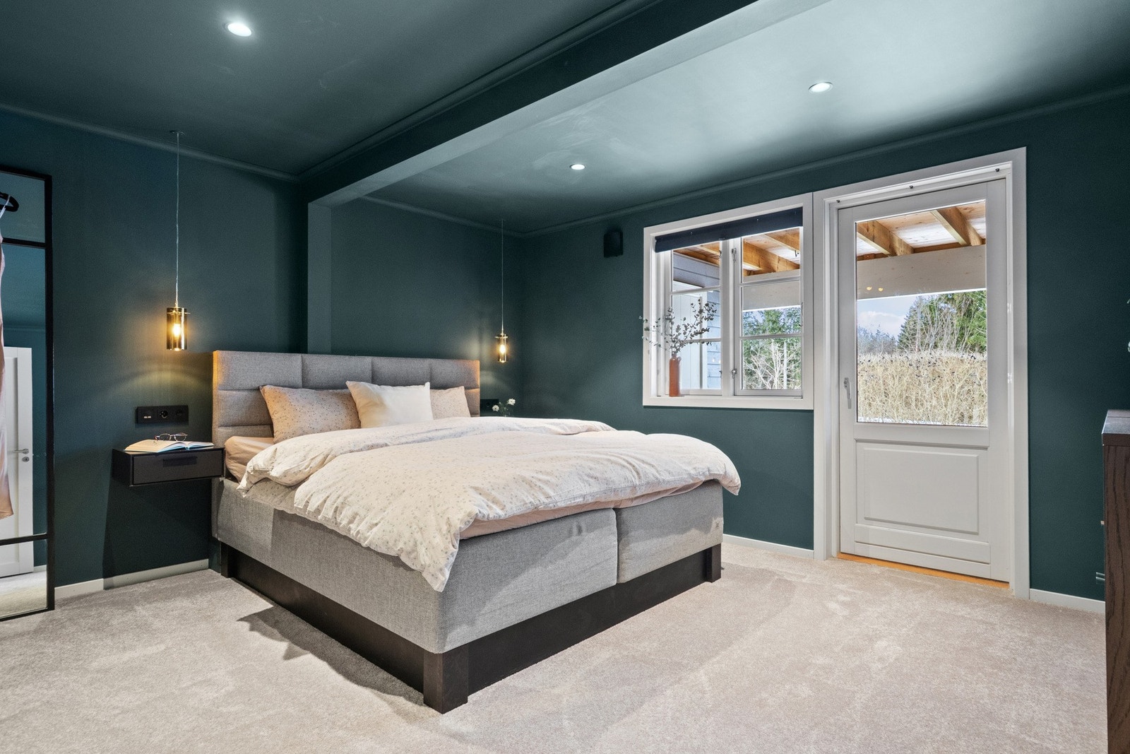 Hovedsoverommet er romslig og har utgang til uteplass. Galleribilde