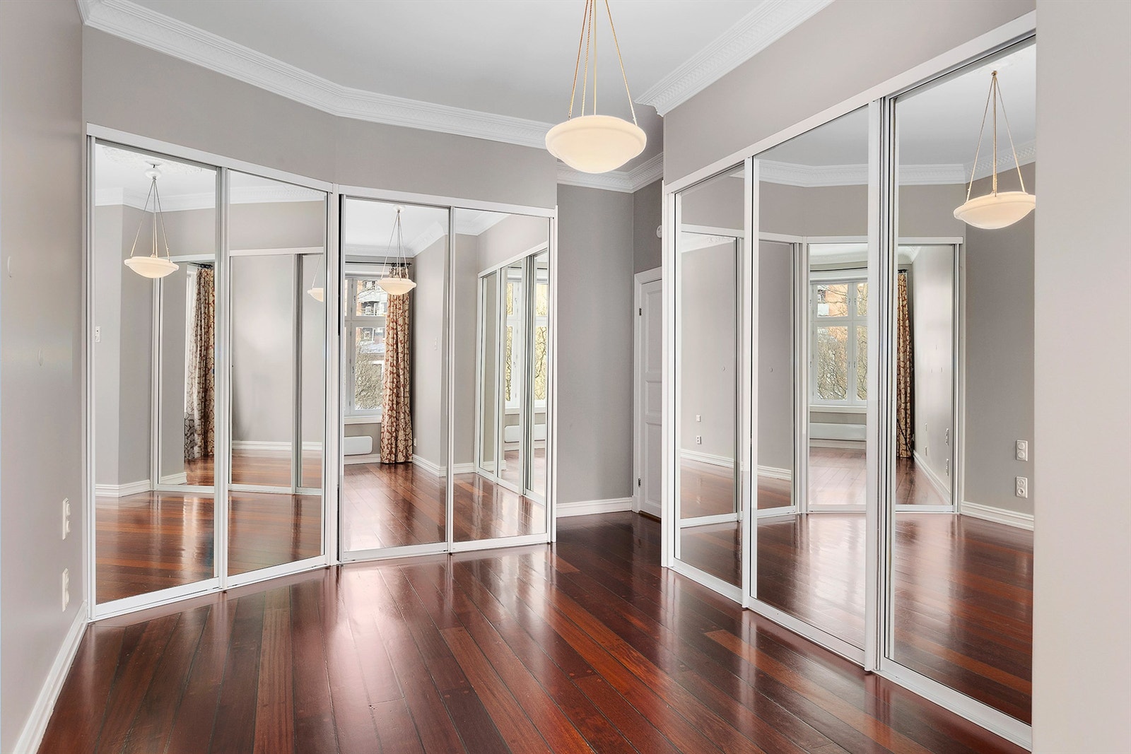 Innebygd garderobeskap som gir rikelig med oppbevaring. Galleribilde